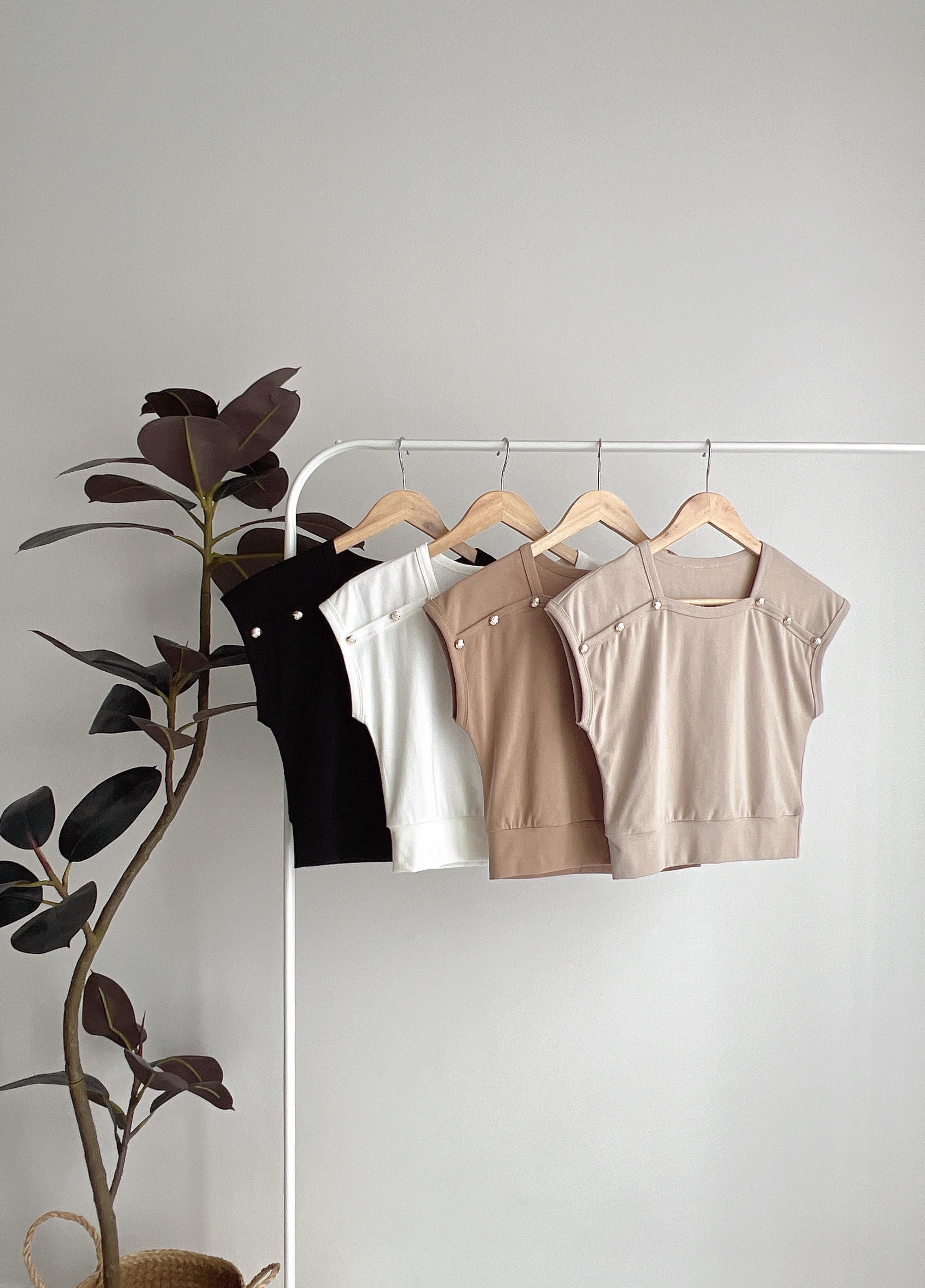 T70912  ASSA SQUARE NECK BUTTON TEE