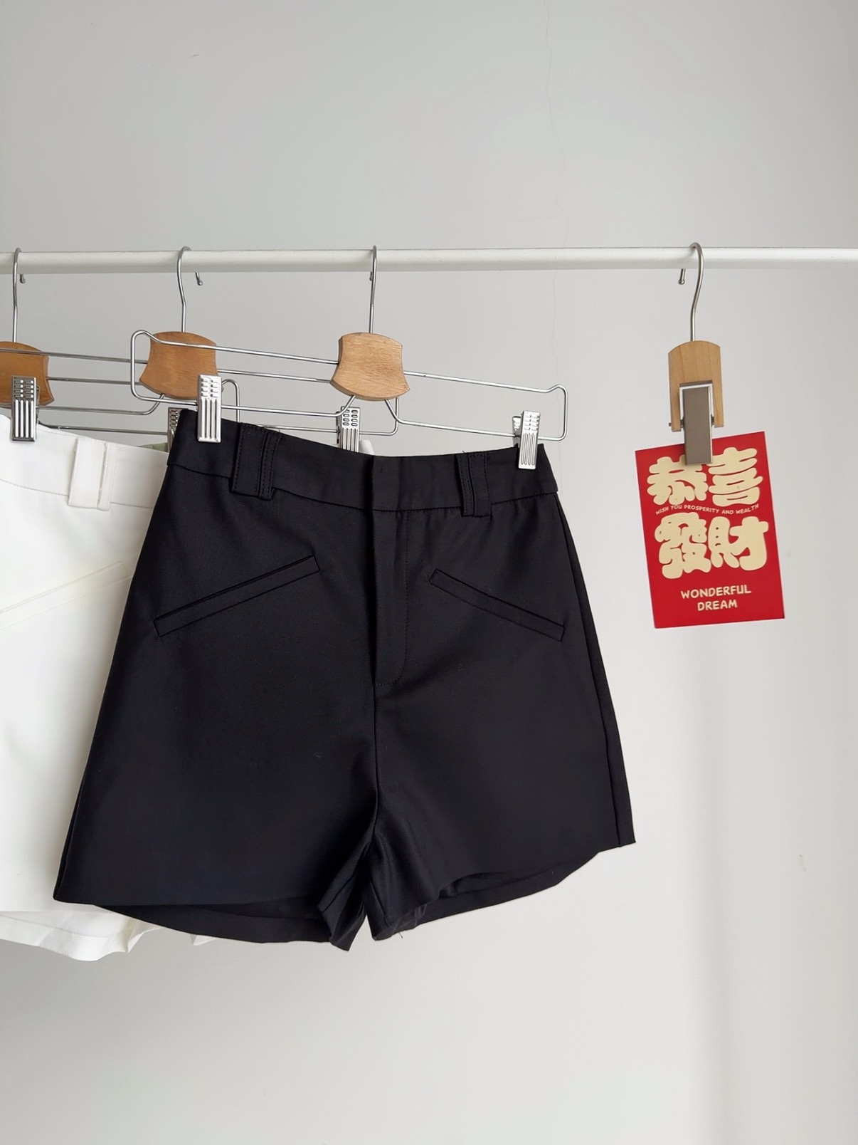 B72686 NORA BASIC TAILORED SHORTS