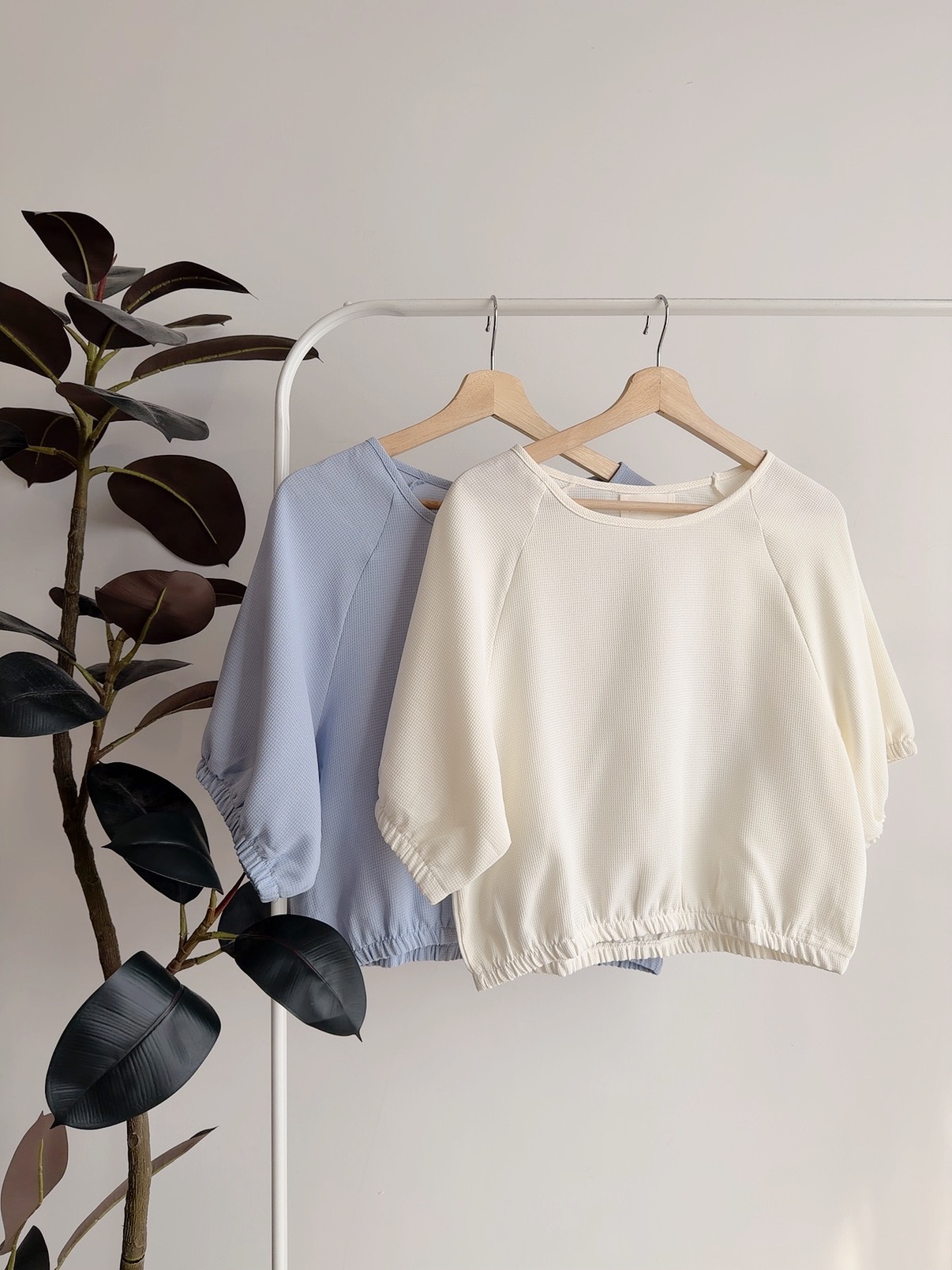 T72765 ENNA TEXTURED PUFF SLEEVE BLOUSE