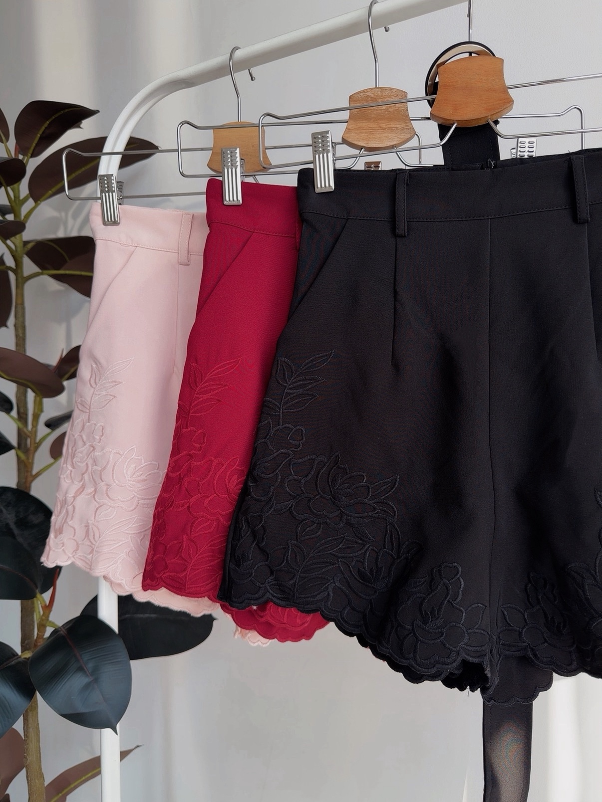 B72705 AVELISSE EMBROIDERY SHORTS