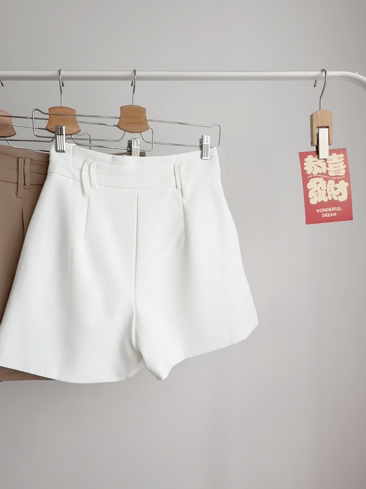 B72689 ELORA HW A CUT SHORTS