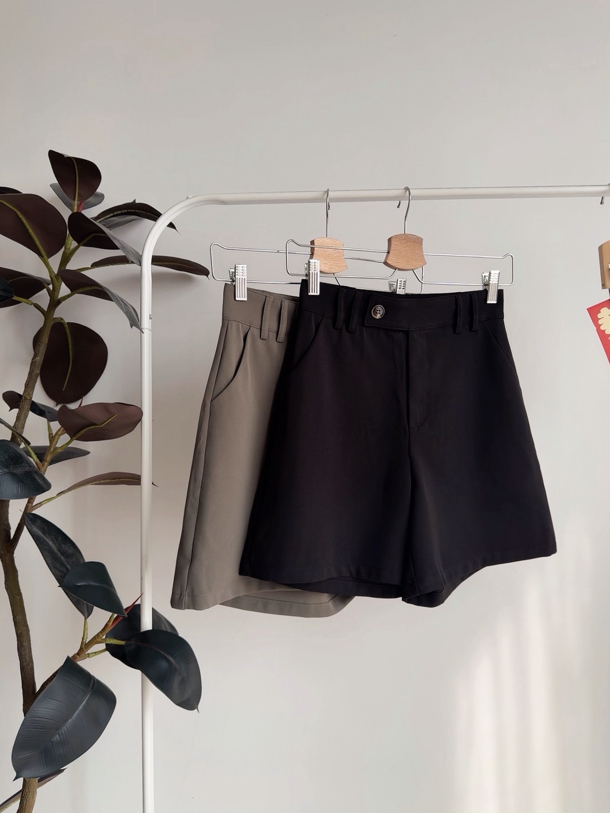 B72733 NORA MINIMALIST BERMUDA SHORTS