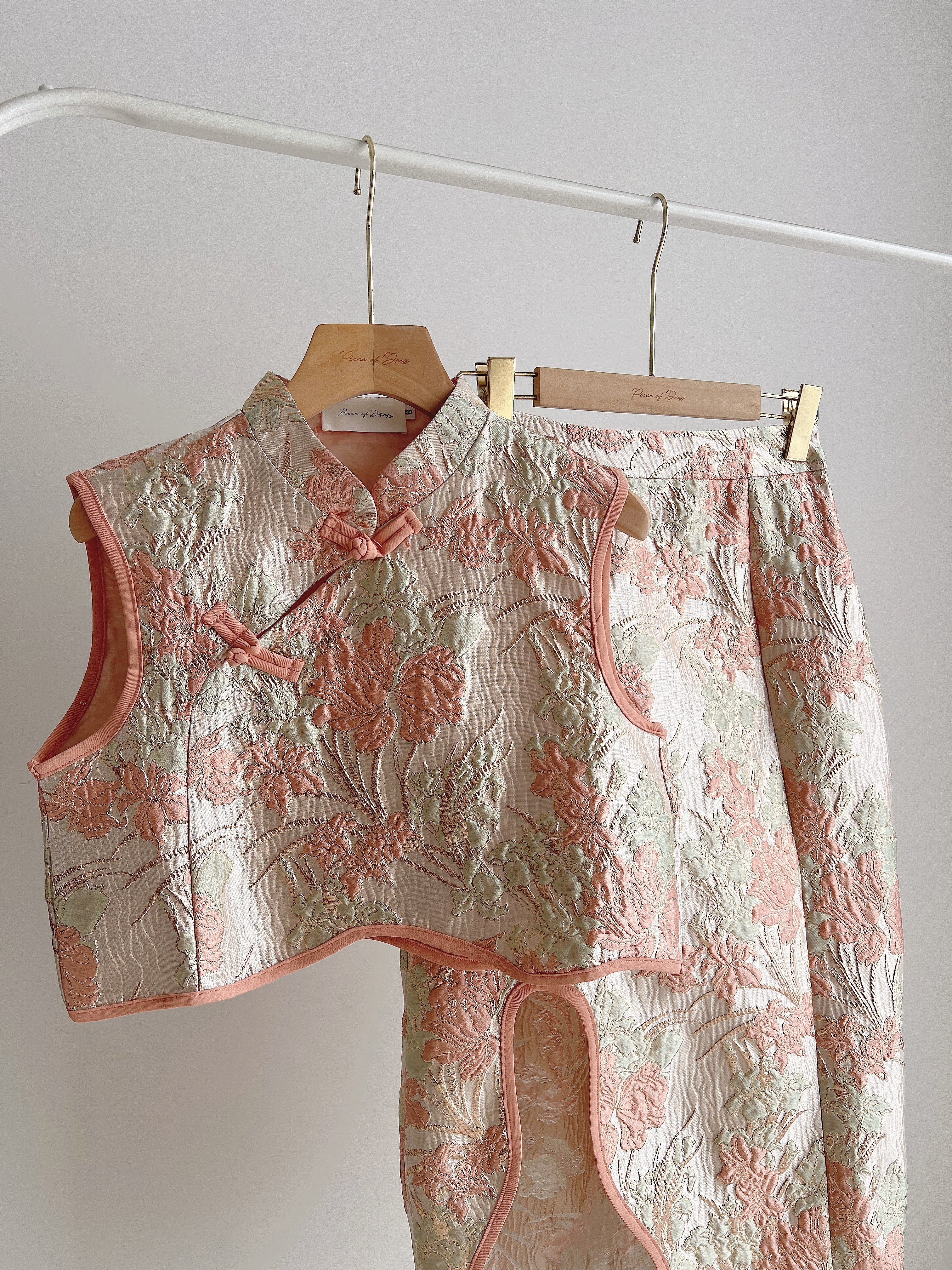 S70776  Yī Nuò FLORAL CHEONGSAM SET