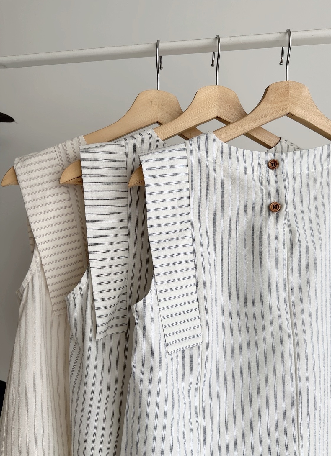 T72650 LYSA DESIGNER STRIPE LINEN TOP