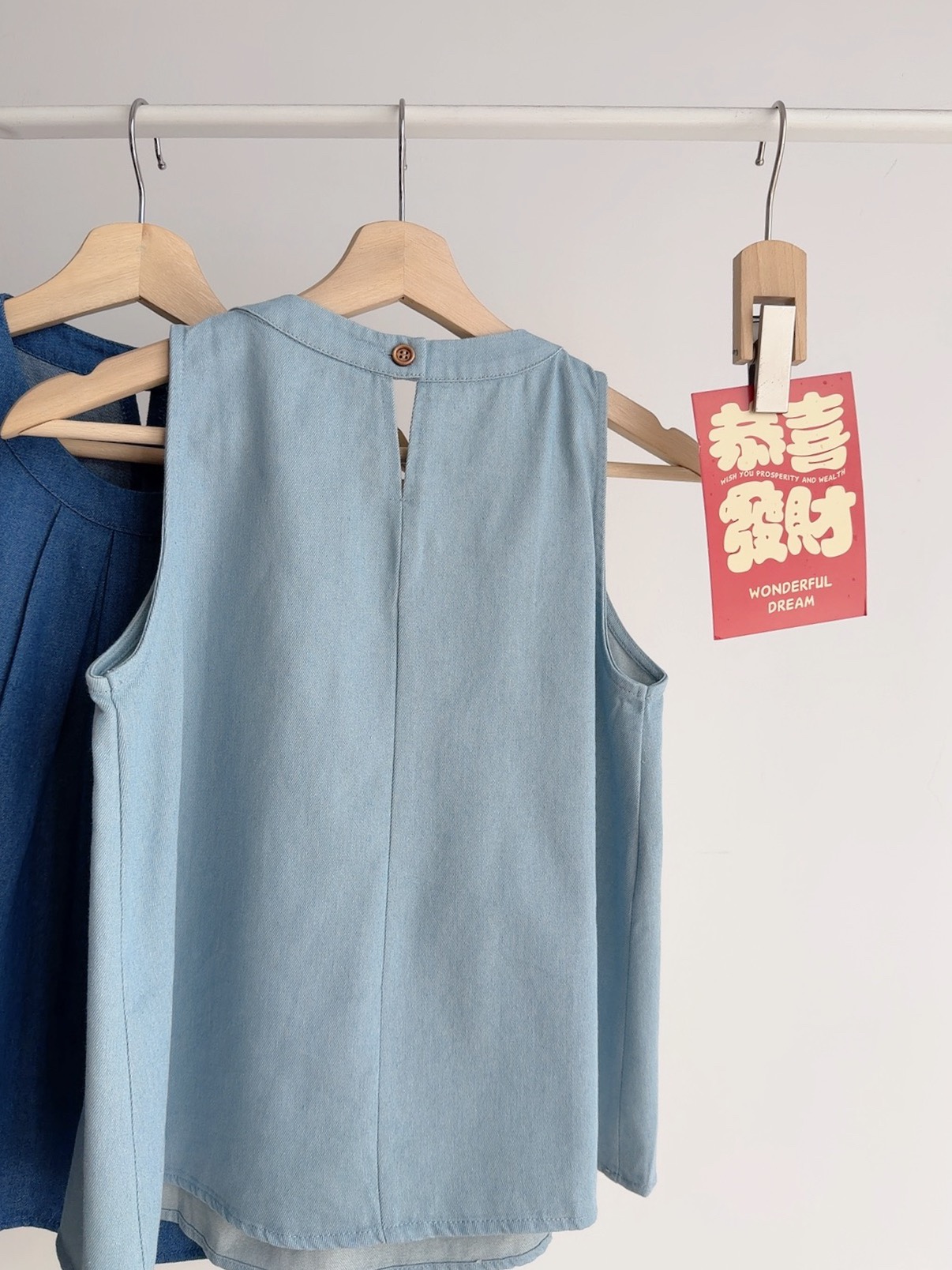 T72707 AVELYN PLEATED DENIM TANK