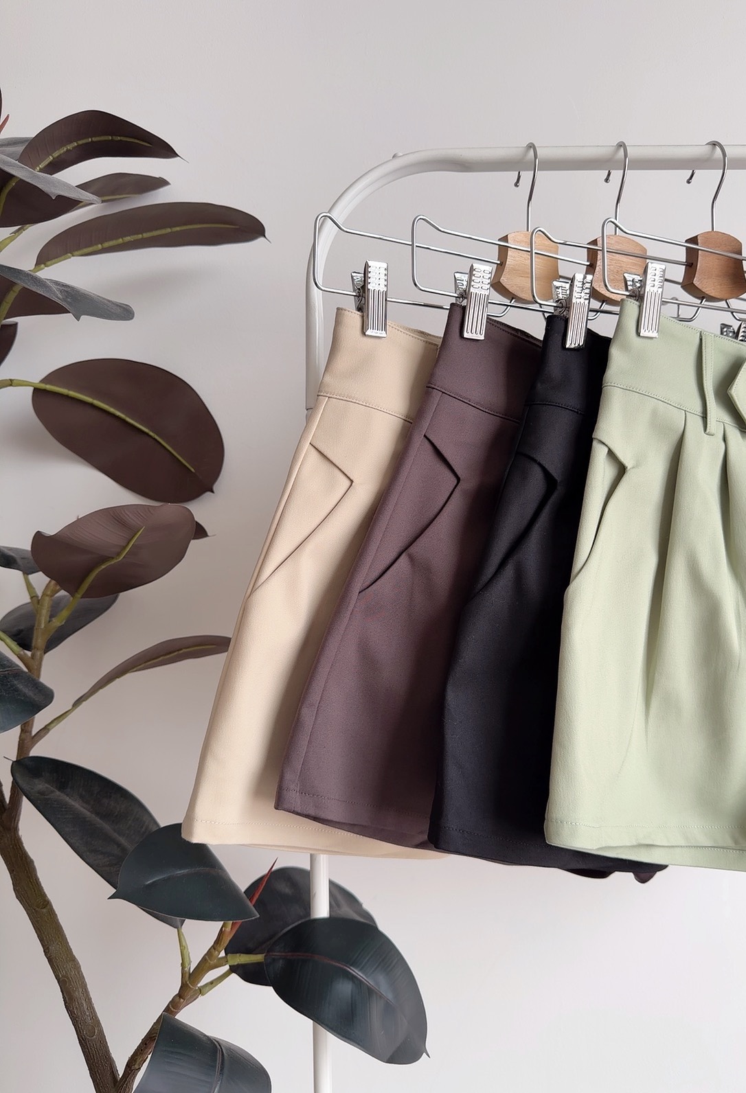 B72741 AVELINE A CUT SHORTS