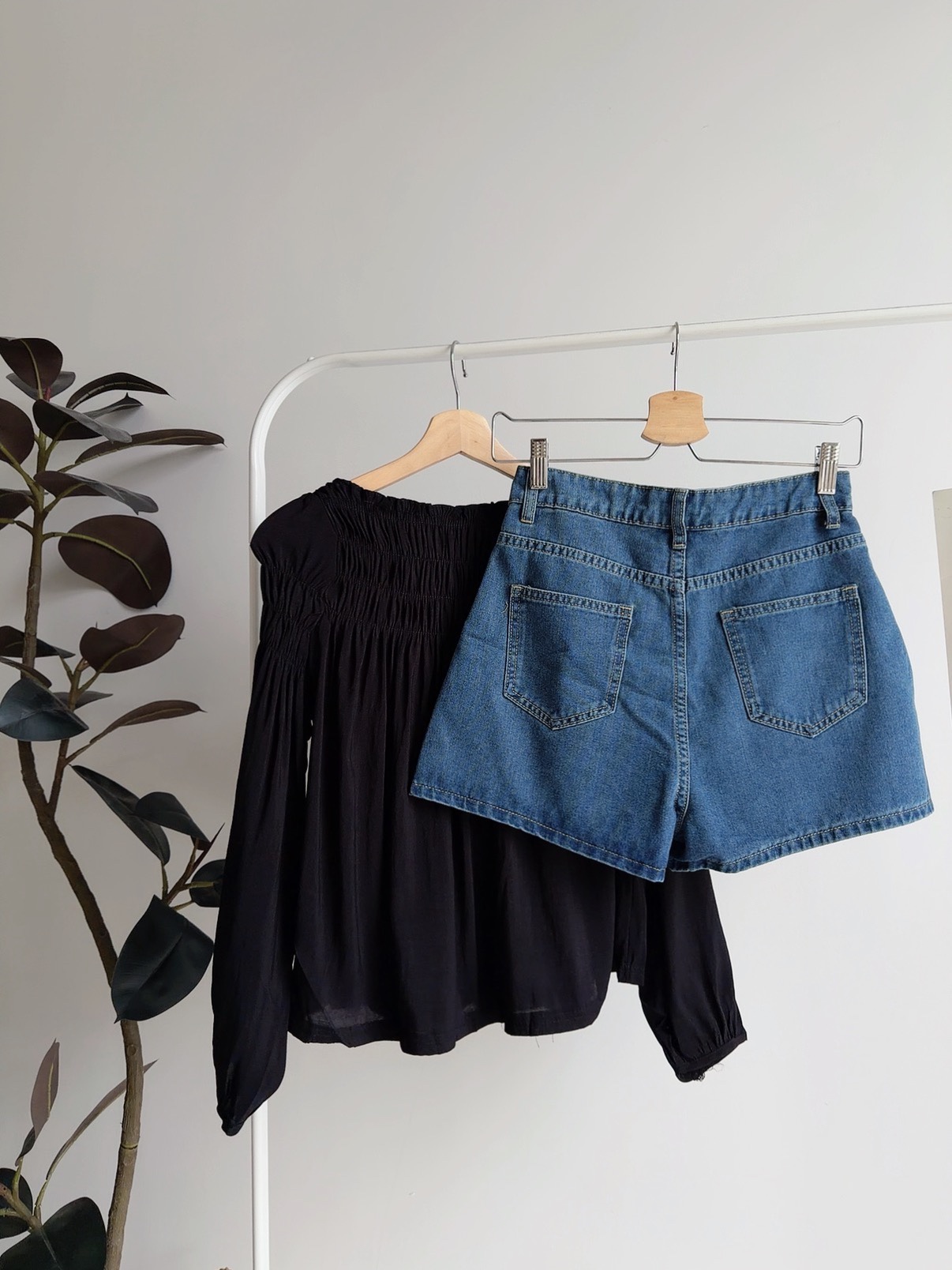 BACK ORDER** SUYA HOLIDAY DENIM SHORT (15 DAYS)