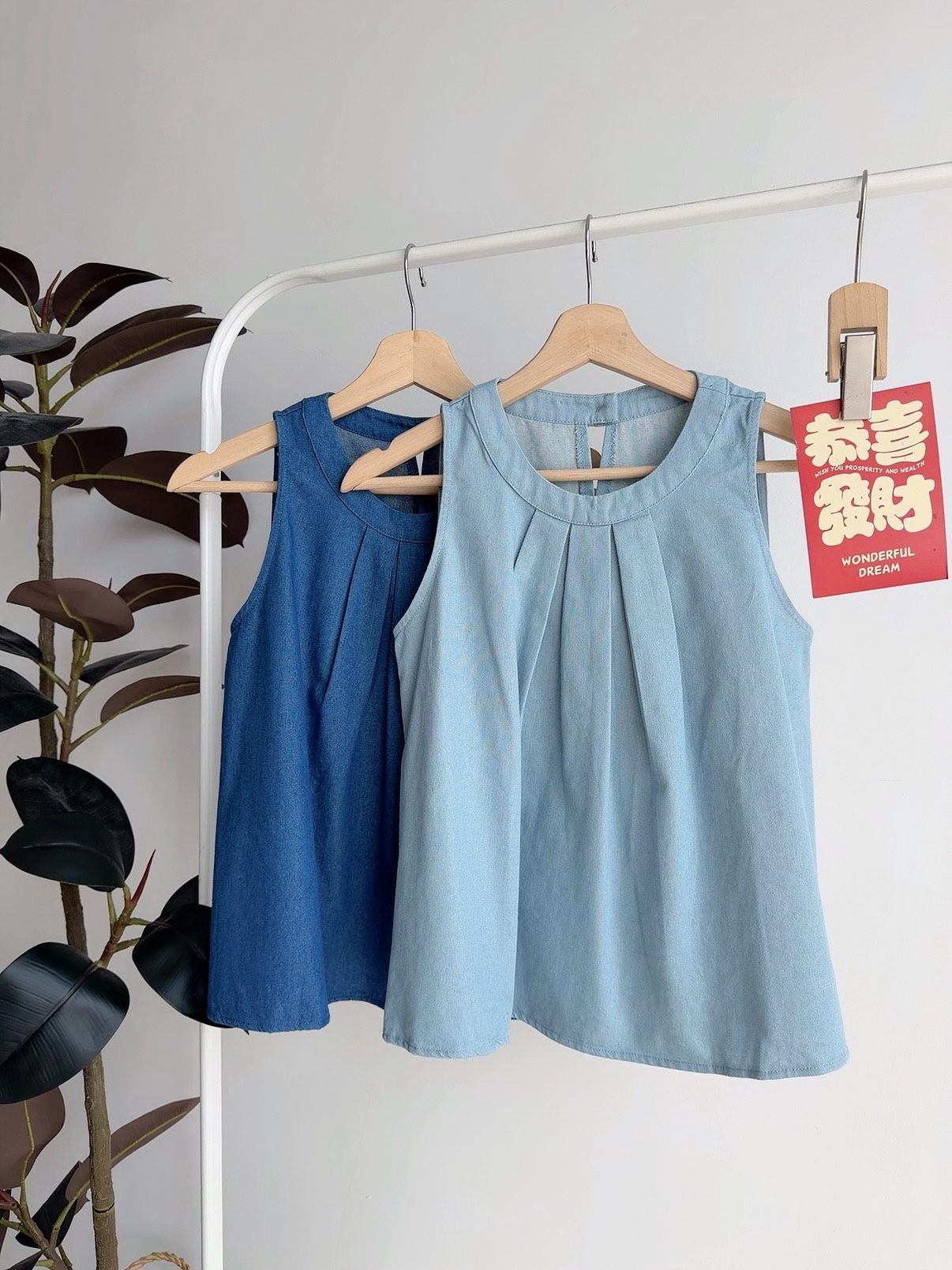 T72707 AVELYN PLEATED DENIM TANK