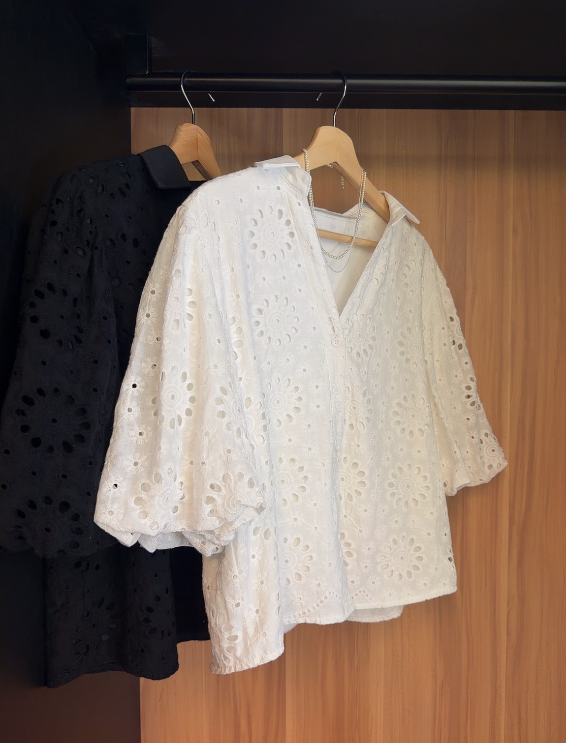 MOT3086 COVA FLORAL CROCHET V  BLOUSE