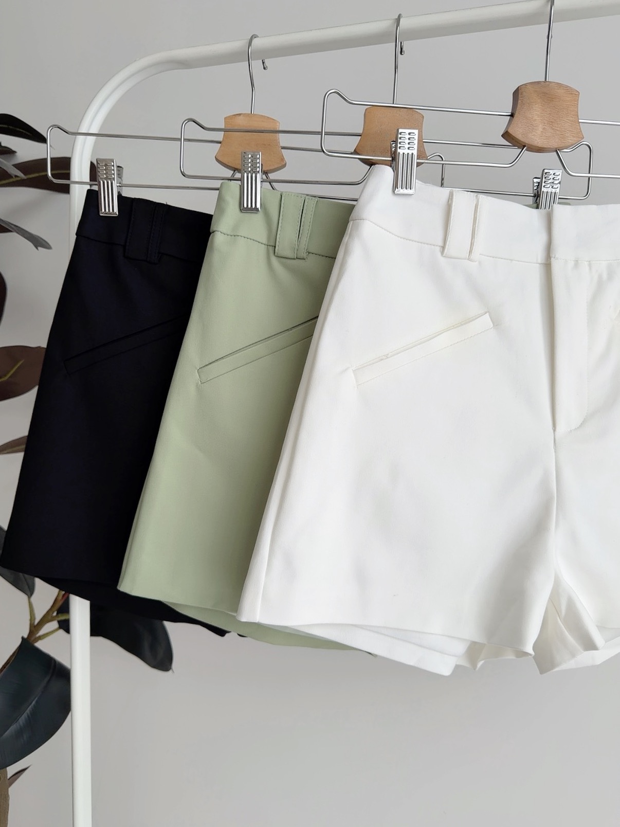 B72686 NORA BASIC TAILORED SHORTS