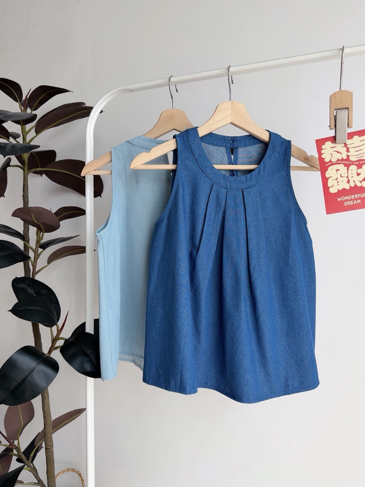 T72707 AVELYN PLEATED DENIM TANK