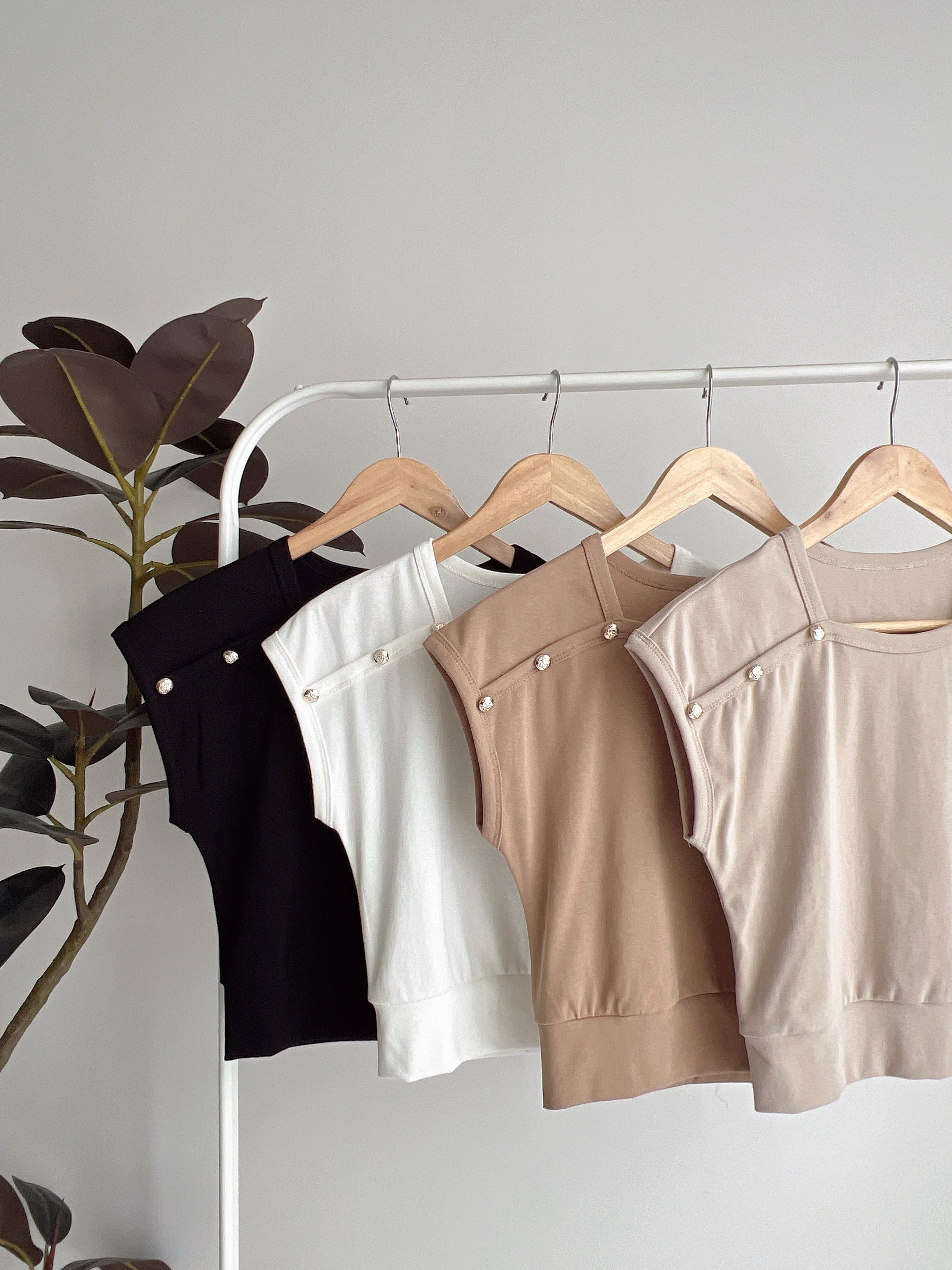 T70912  ASSA SQUARE NECK BUTTON TEE