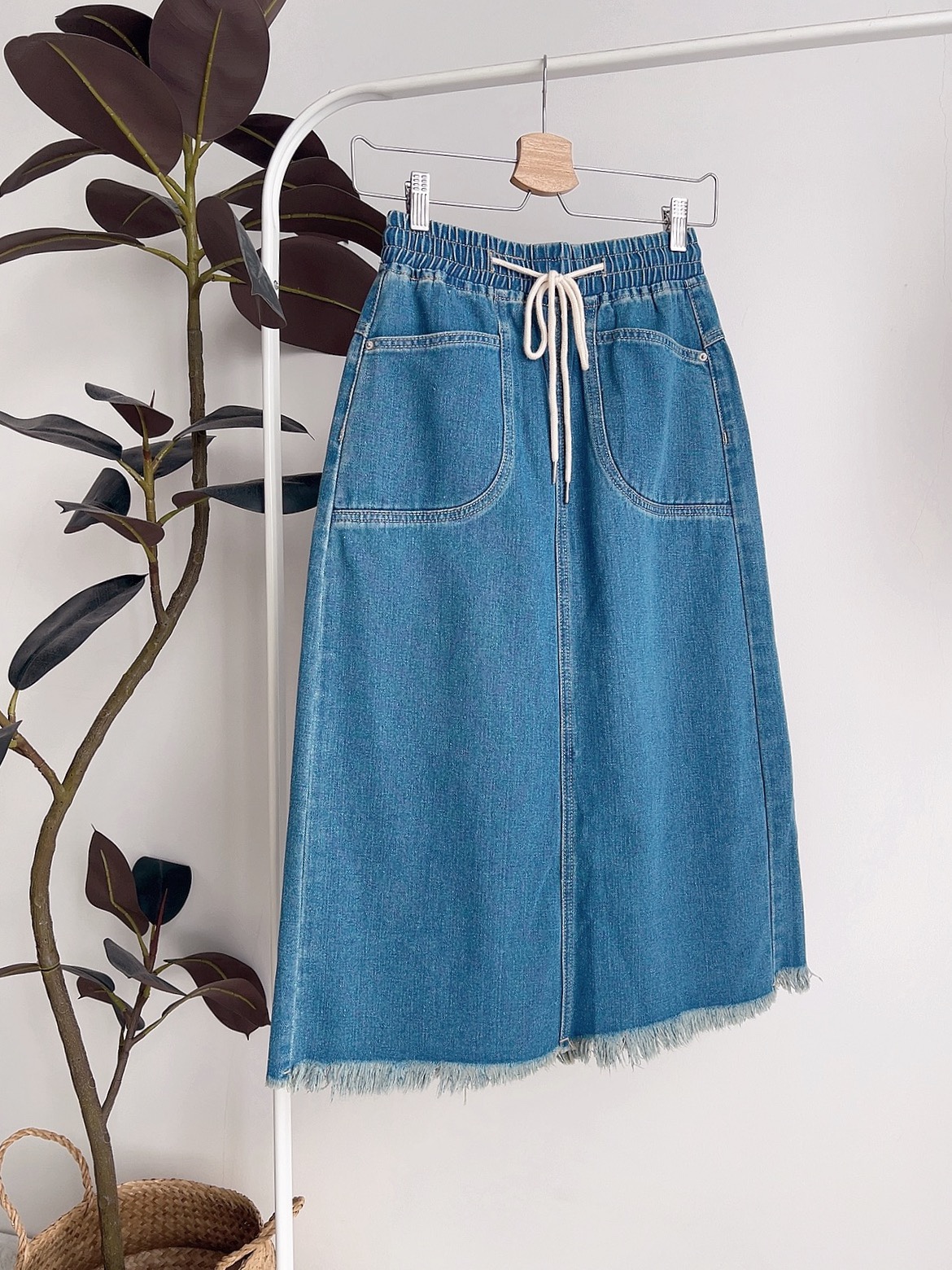B72502 WENA BACK SLIT DENIM SKIRT