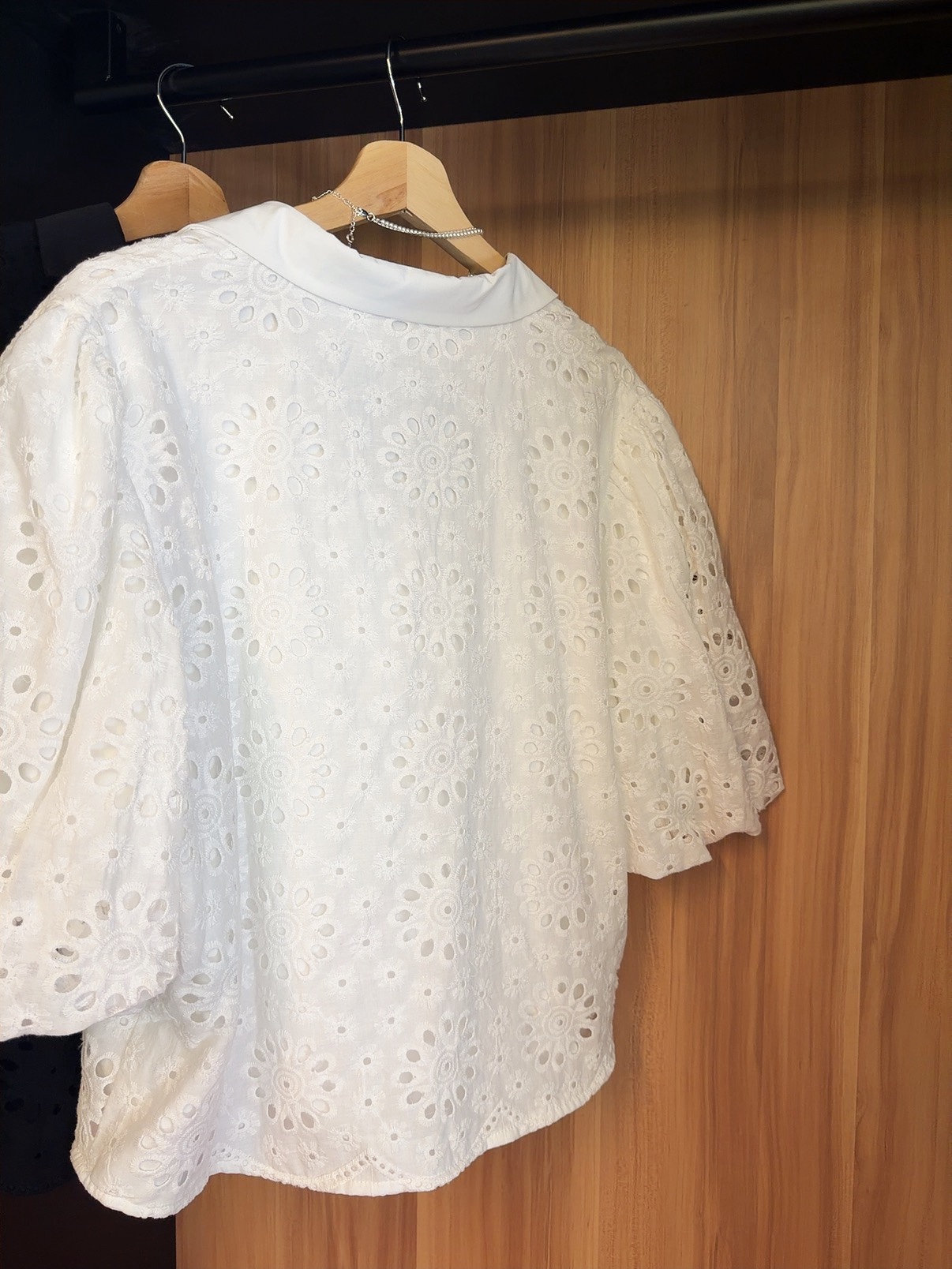 MOT3086 COVA FLORAL CROCHET V BLOUSE