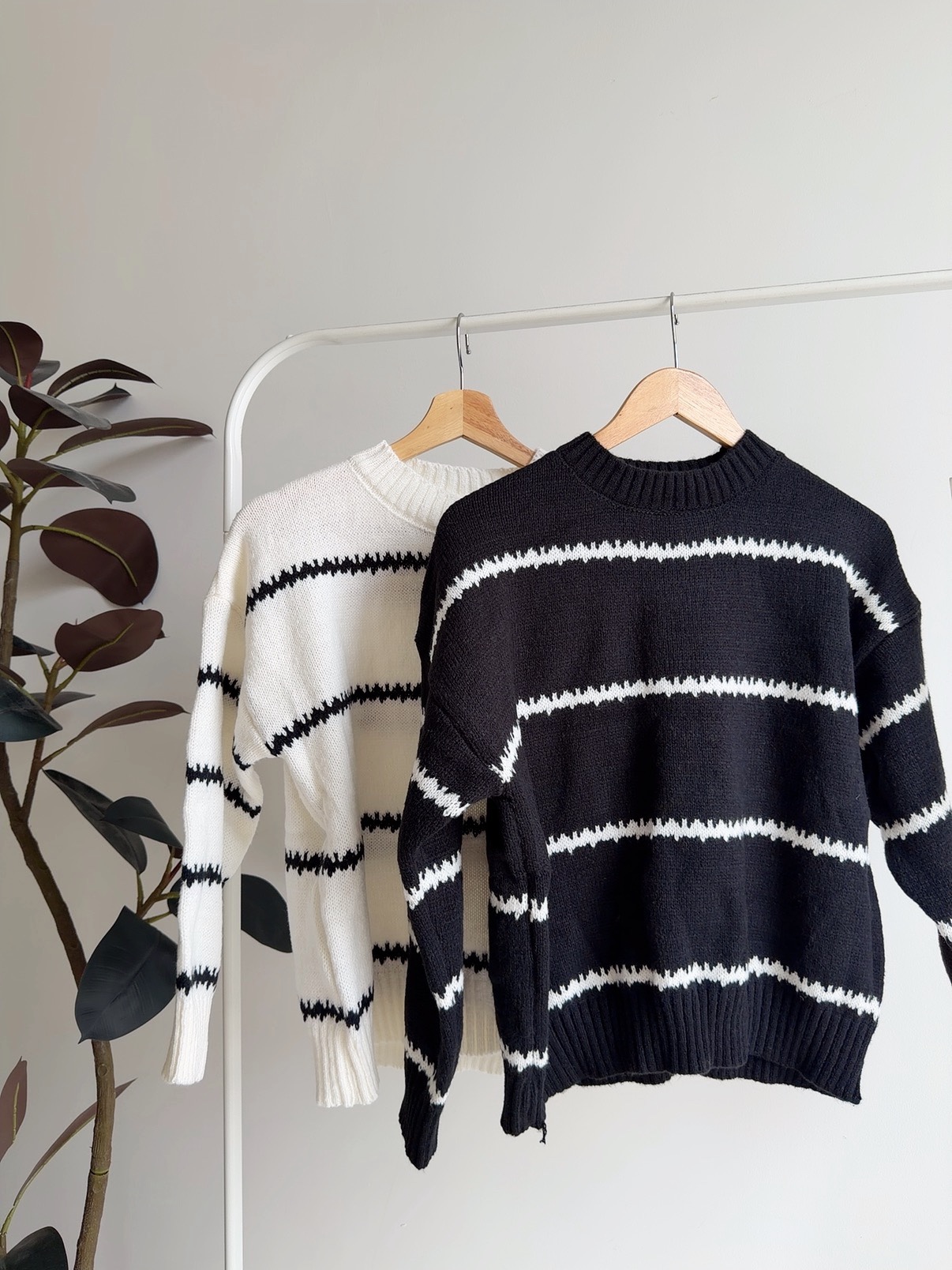 T72785 YUNA CURL LINE KNIT TOP