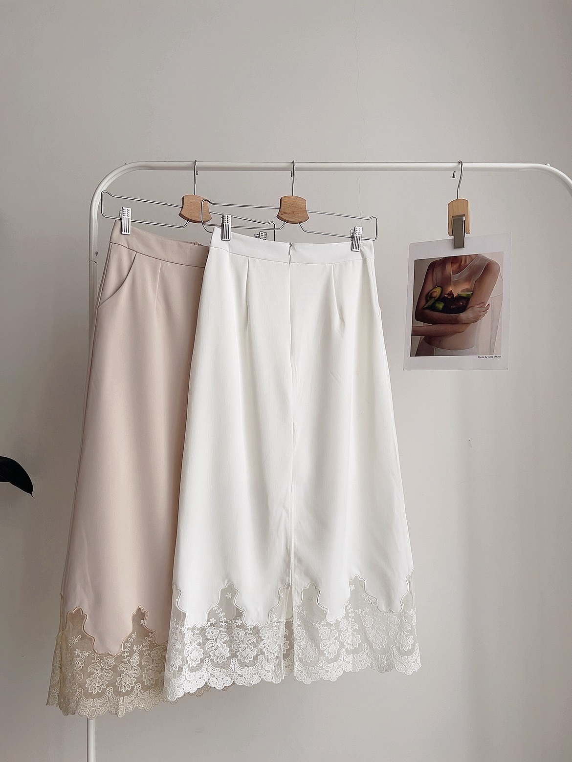 B72124 ELODIE FRENCH LACE TRIM MIDI SKIRT