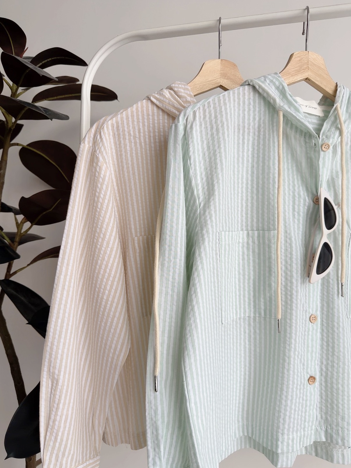 T72652  CALLIE BREEZE HOODED SHIRT