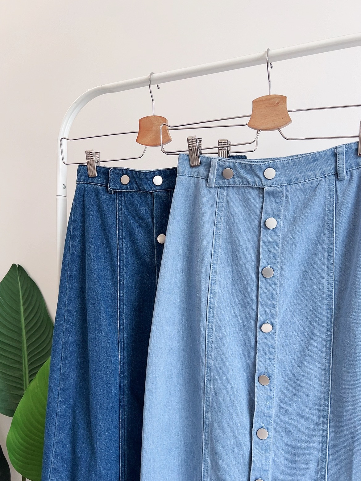 B70582 ALYA BUTTONS DENIM MIDI SKIRT