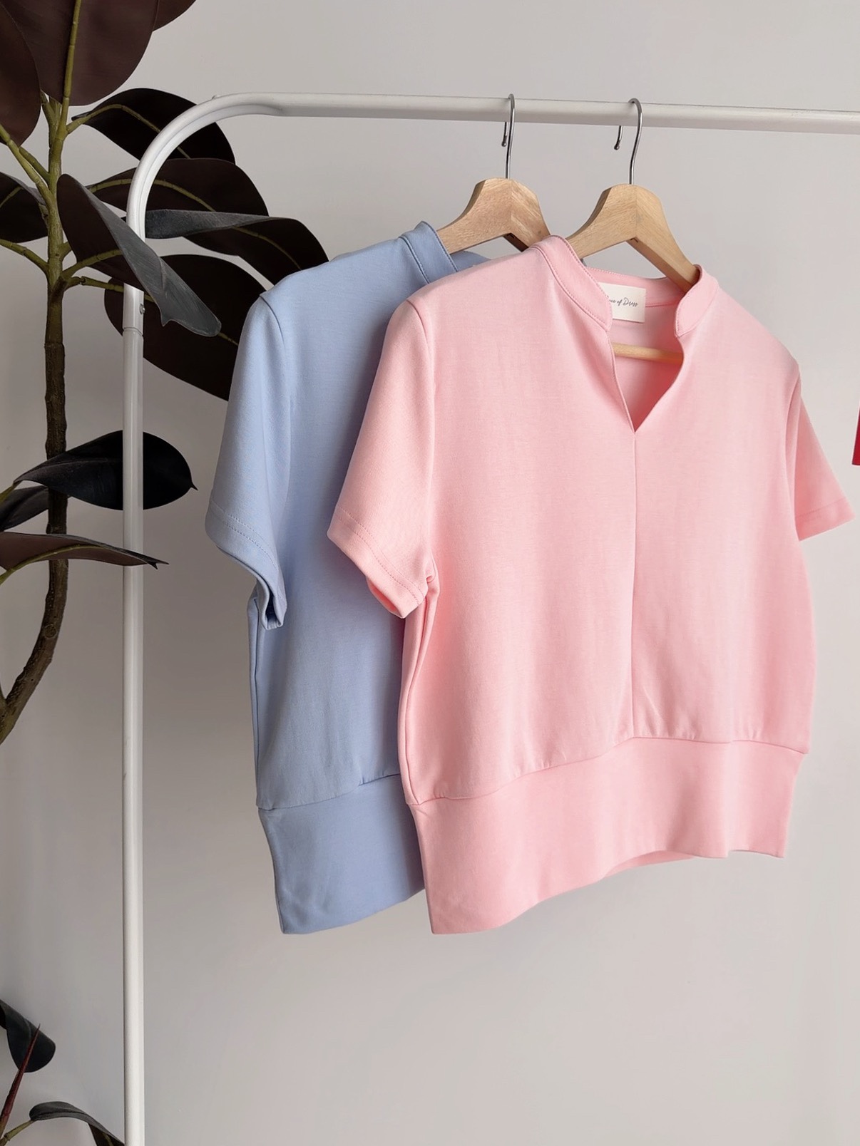 T72770 ETTA CLEAN LINE V COLLAR TOP