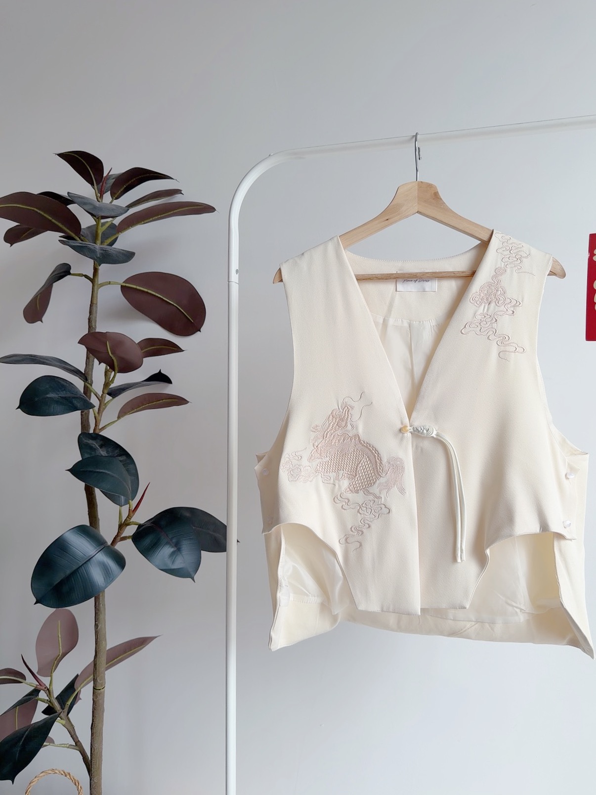 T72777 ORIENTAL HERITAGE EMBROI VEST TOP