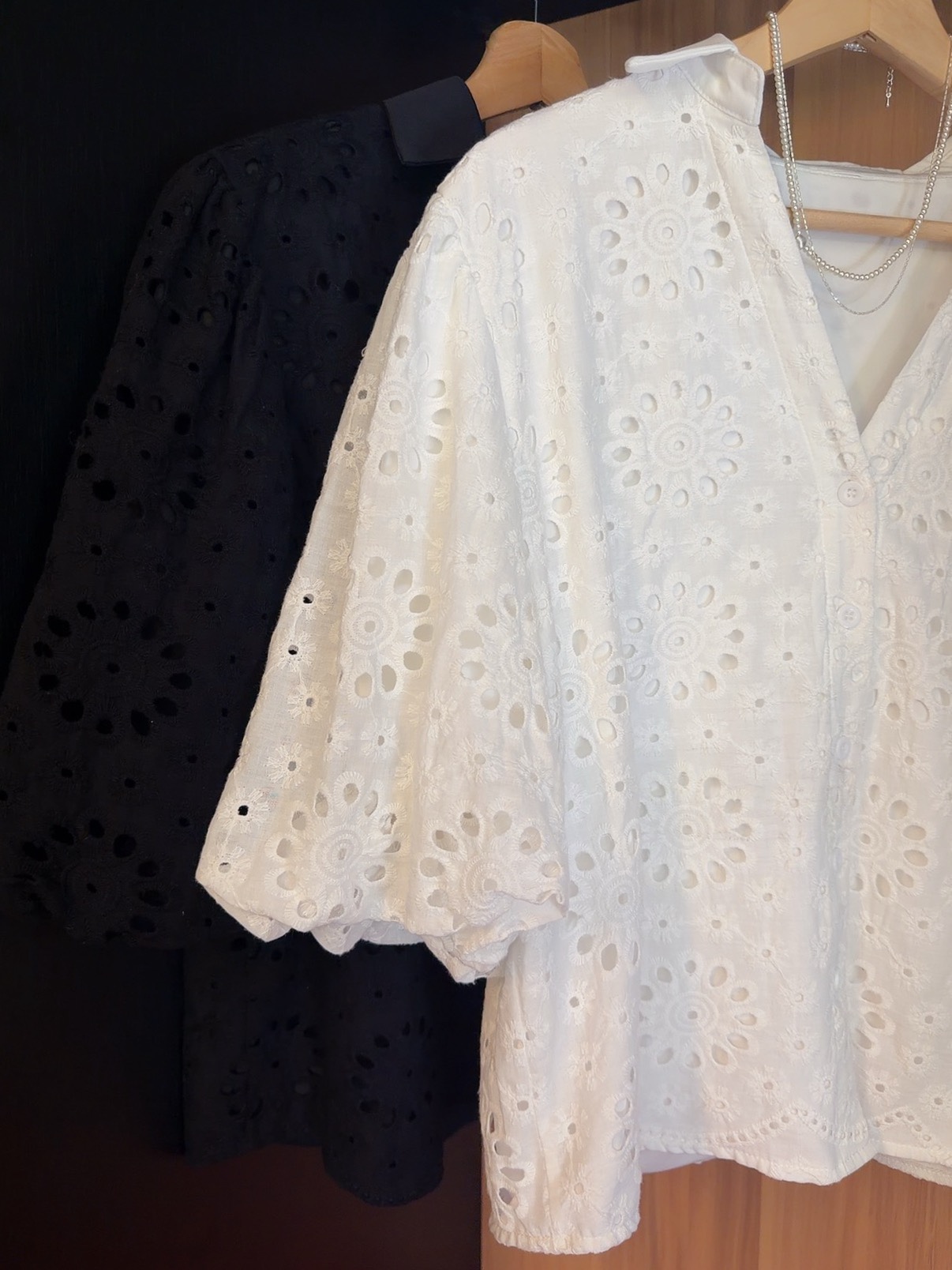 MOT3086 COVA FLORAL CROCHET V  BLOUSE