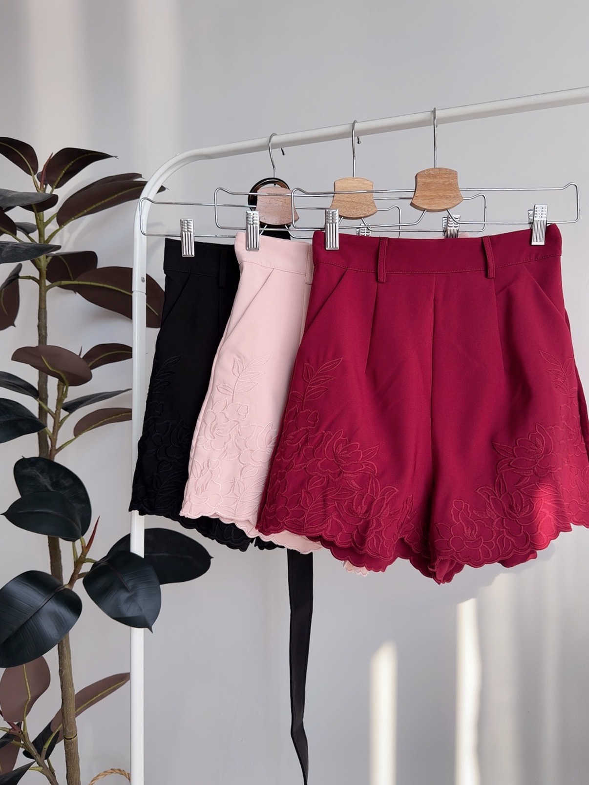 B72705 AVELISSE EMBROIDERY SHORTS