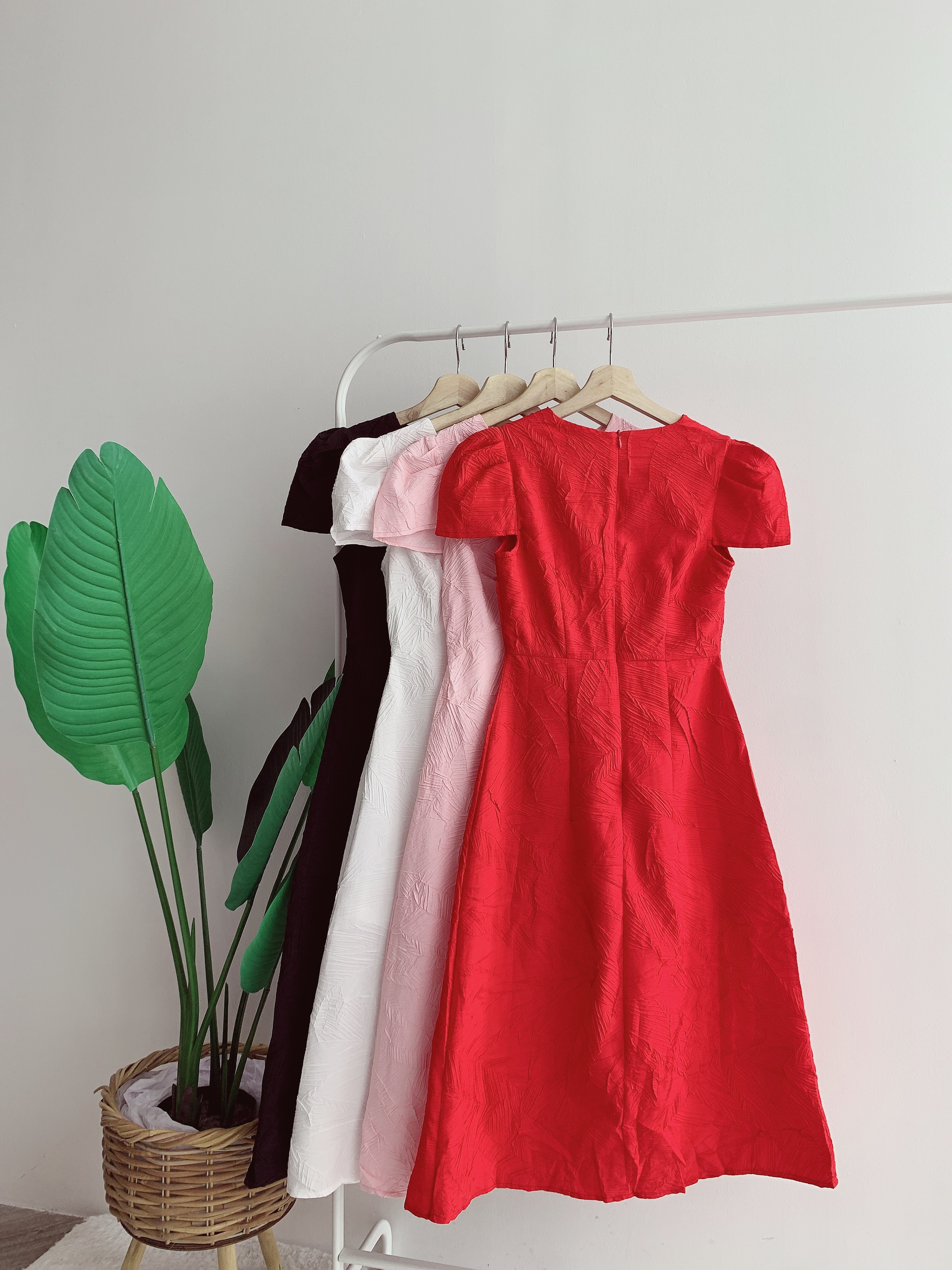 D60821 NANNCY V NECK MIDI DRESS