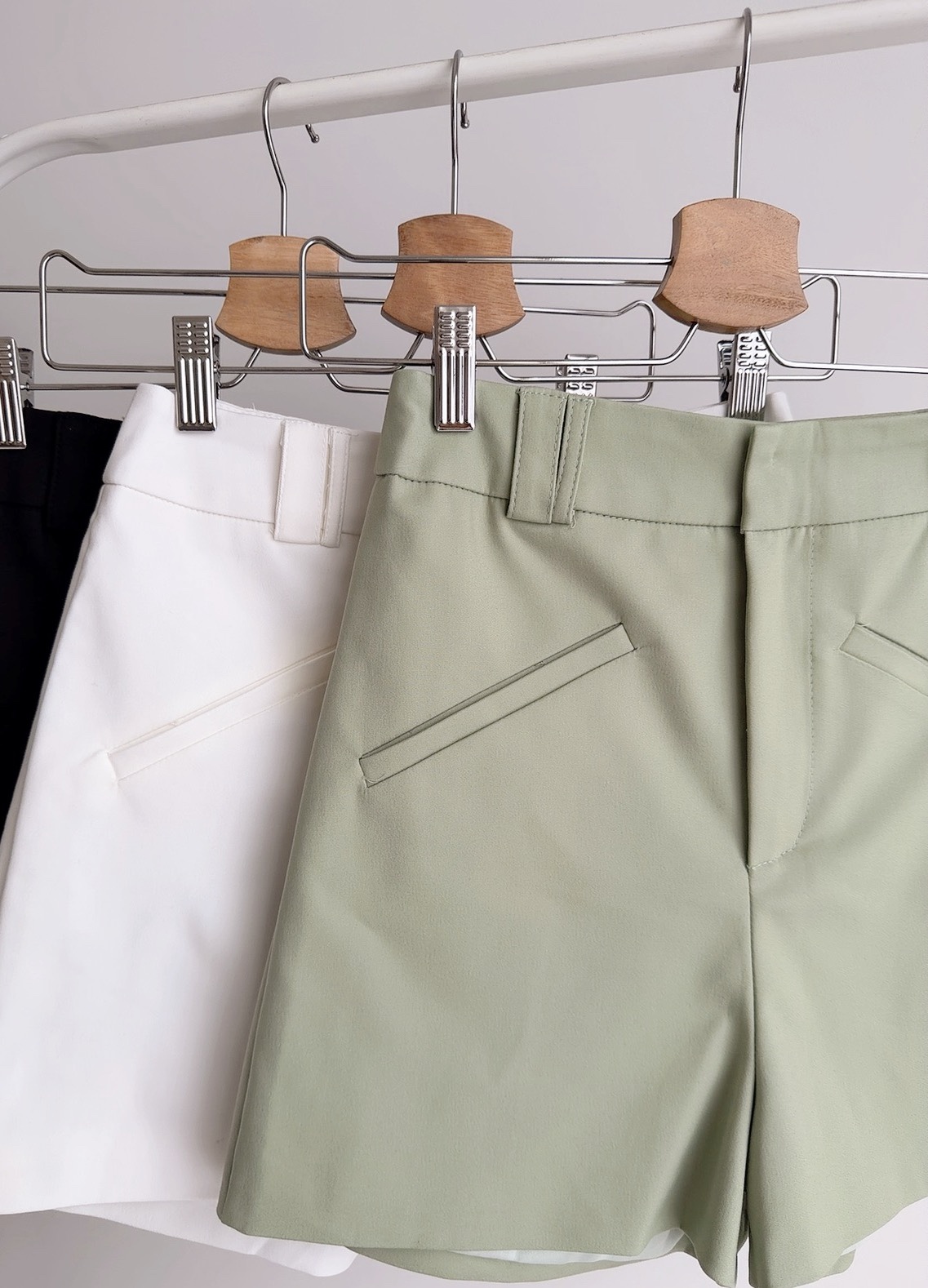 B72686 NORA BASIC TAILORED SHORTS