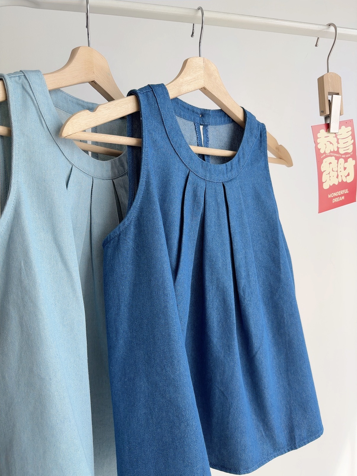 T72707 AVELYN PLEATED DENIM TANK