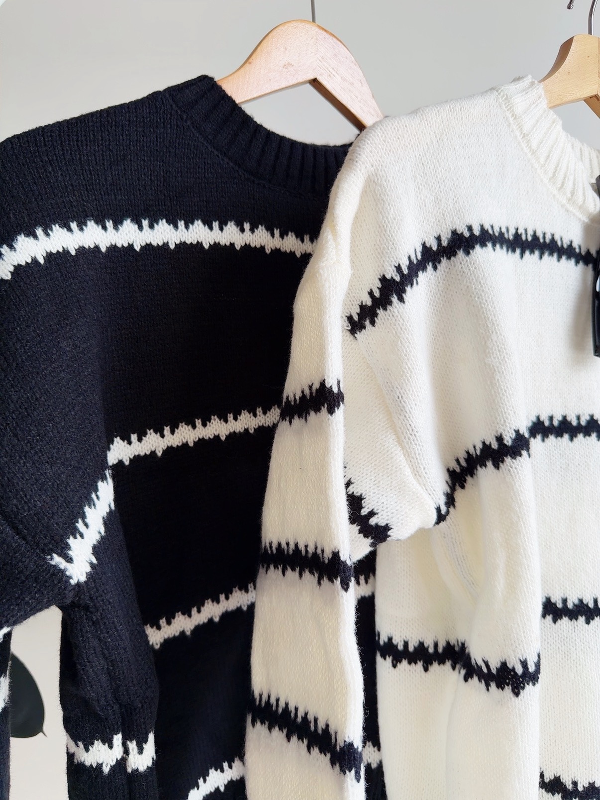 T72785 YUNA CURL LINE KNIT TOP