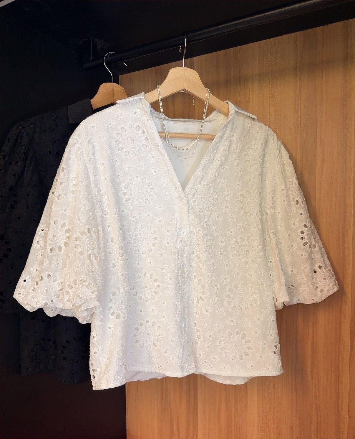 MOT3086 COVA FLORAL CROCHET V BLOUSE