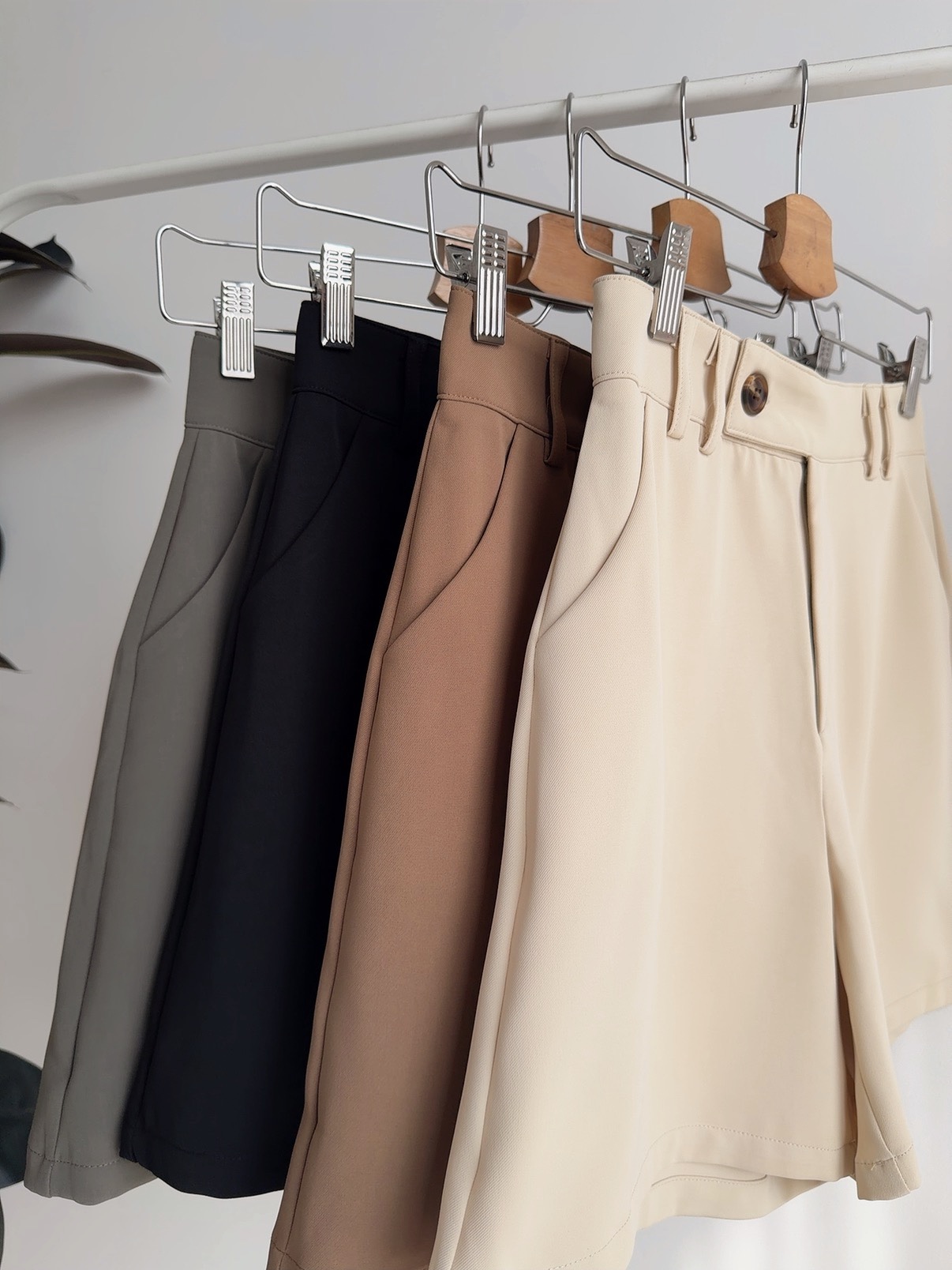 B72733 NORA MINIMALIST BERMUDA SHORTS