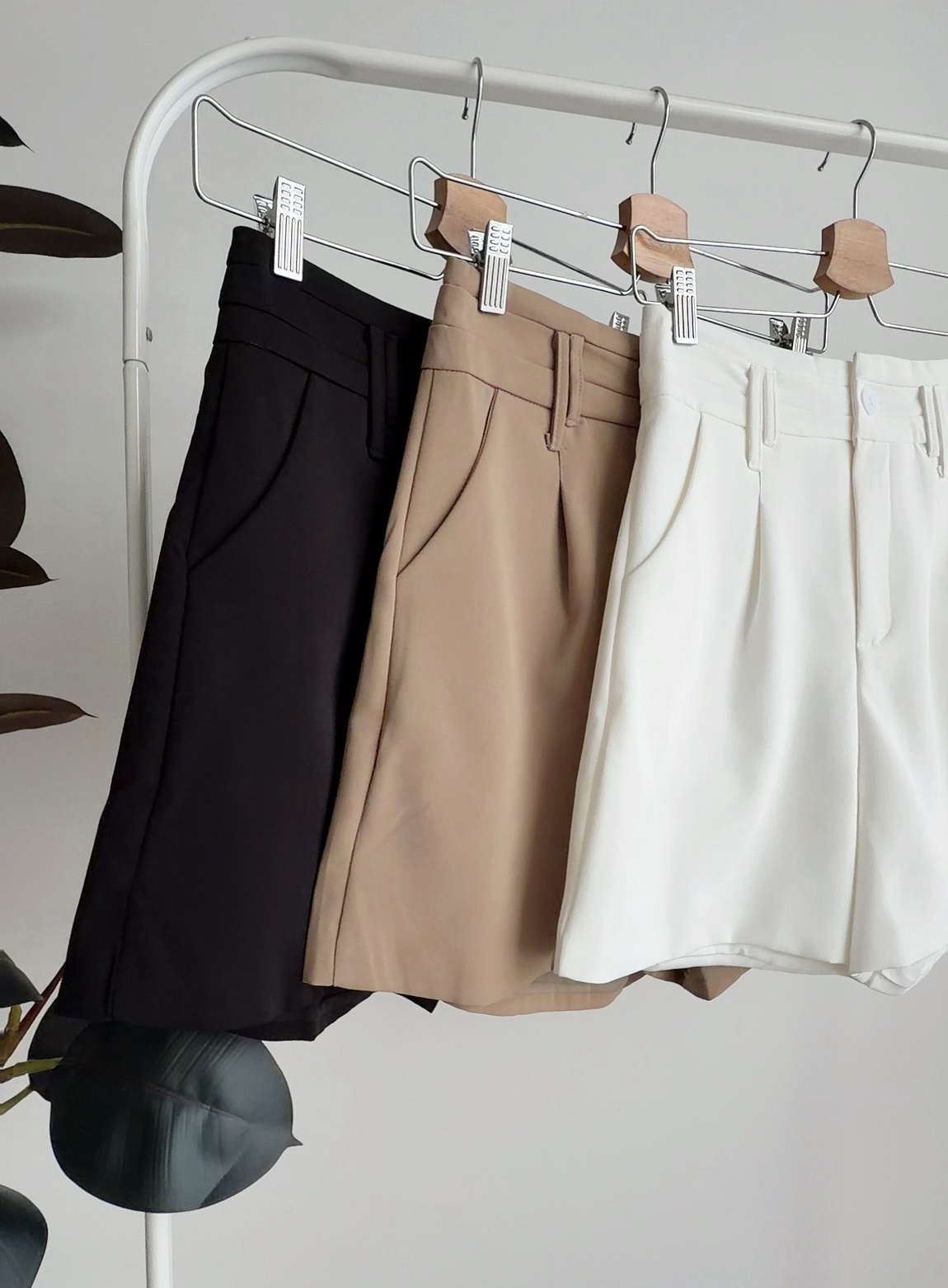 B72689 ELORA HW A CUT SHORTS