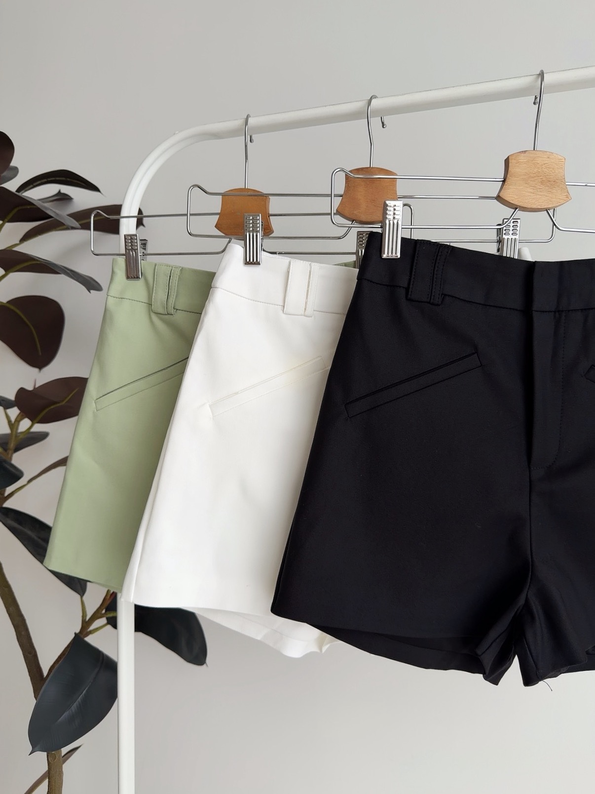 B72686 NORA BASIC TAILORED SHORTS