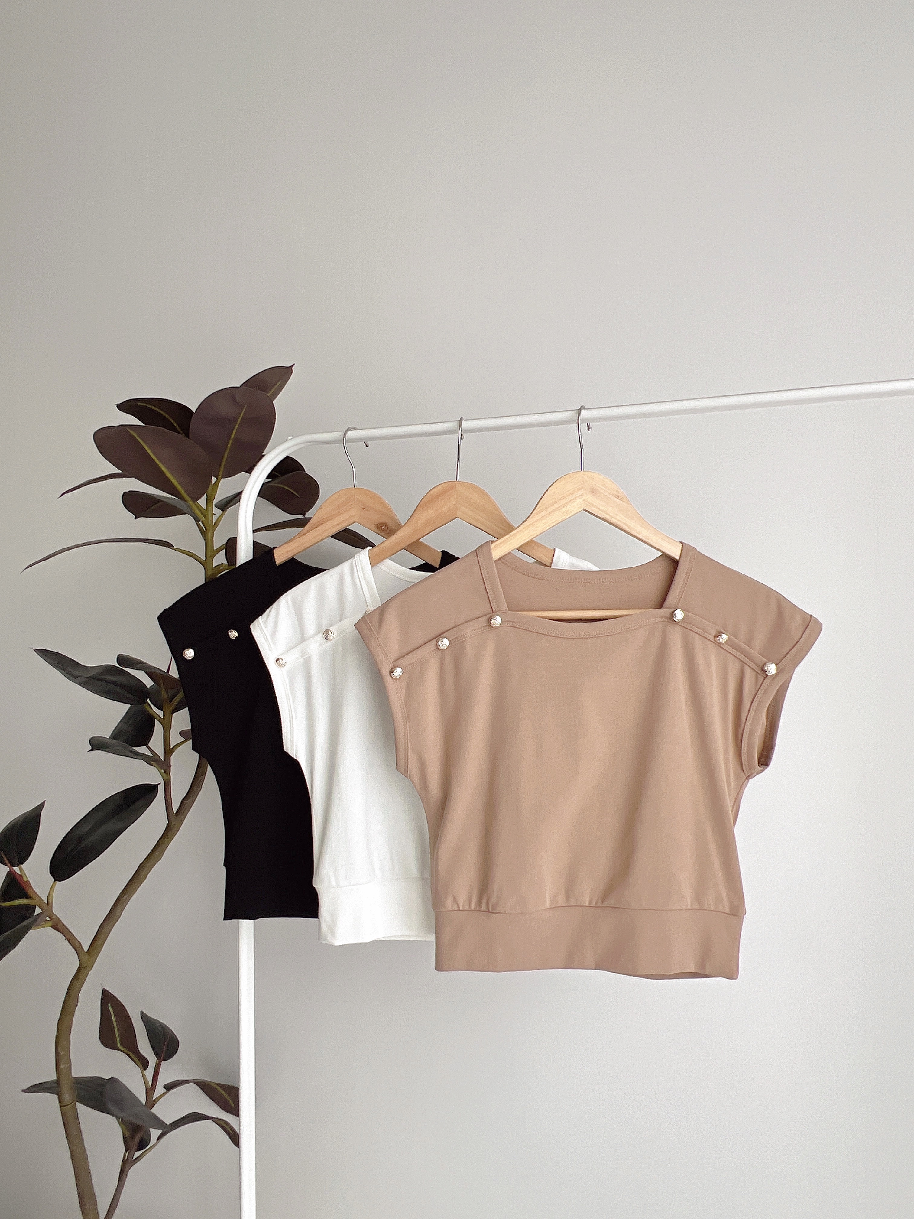 T70912  ASSA SQUARE NECK BUTTON TEE