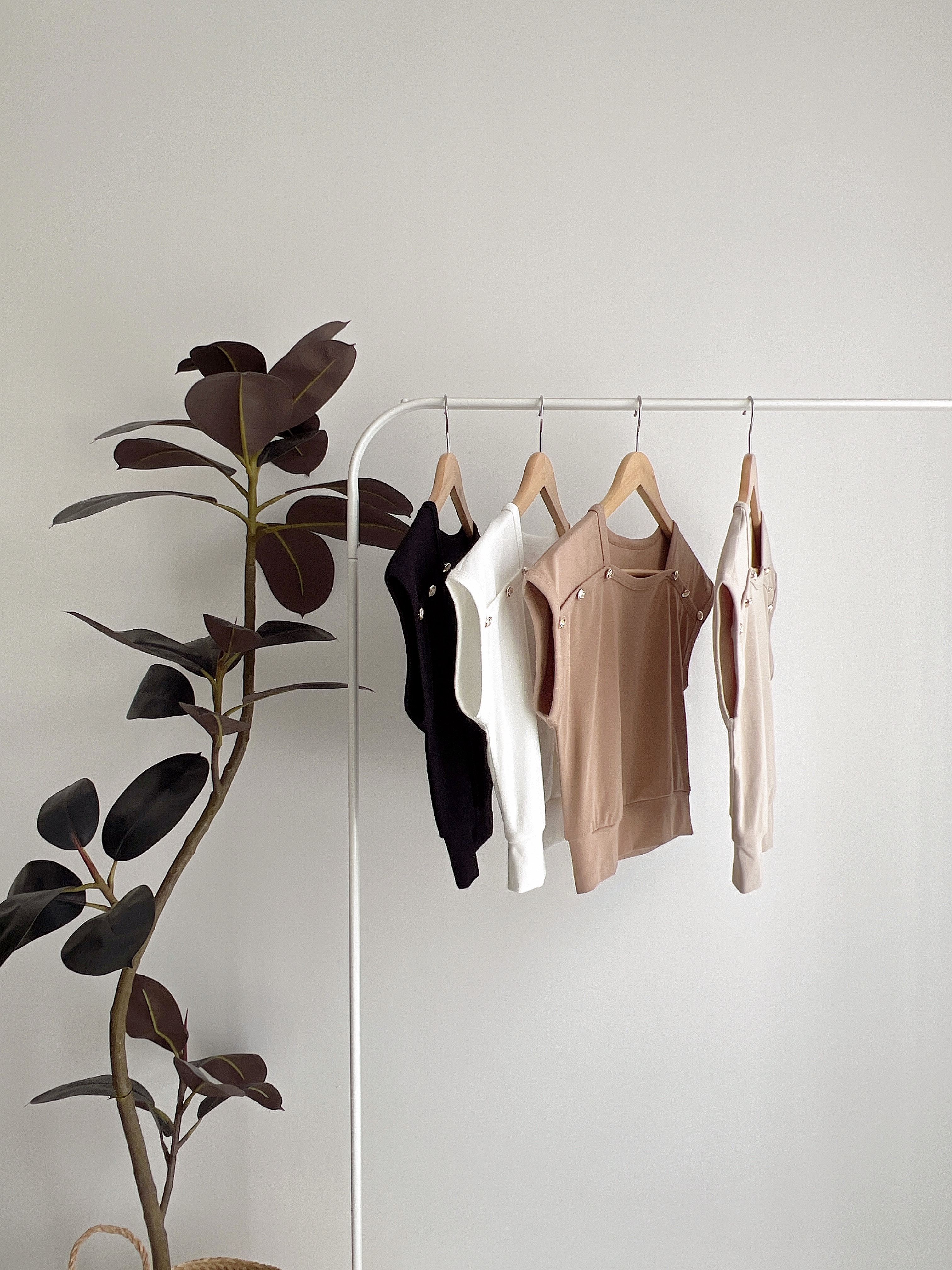 T70912  ASSA SQUARE NECK BUTTON TEE