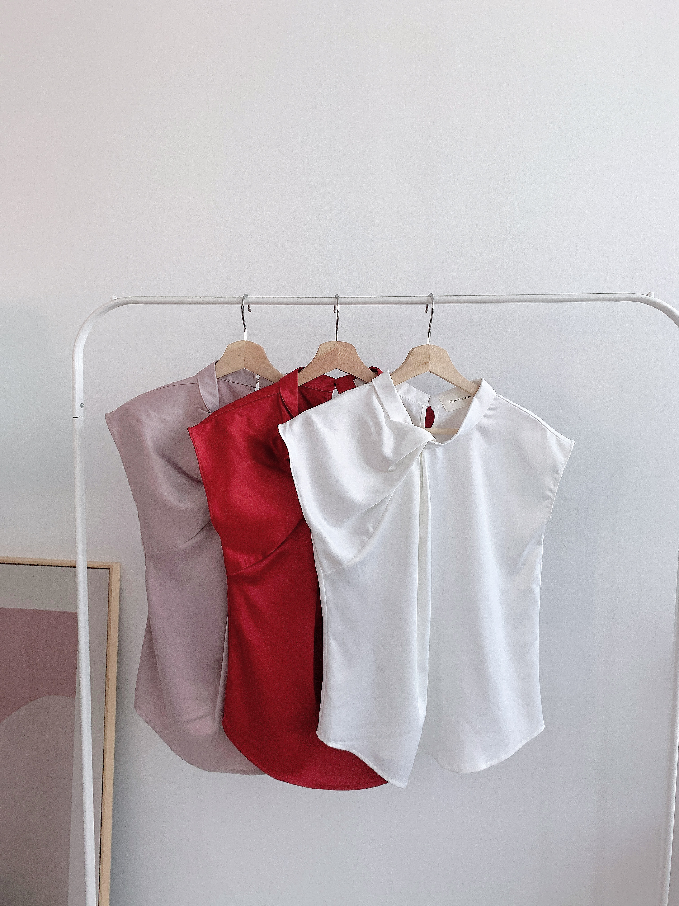 T7632 SILKY FRONT TWIST SLEEVESLESS BLOUSE