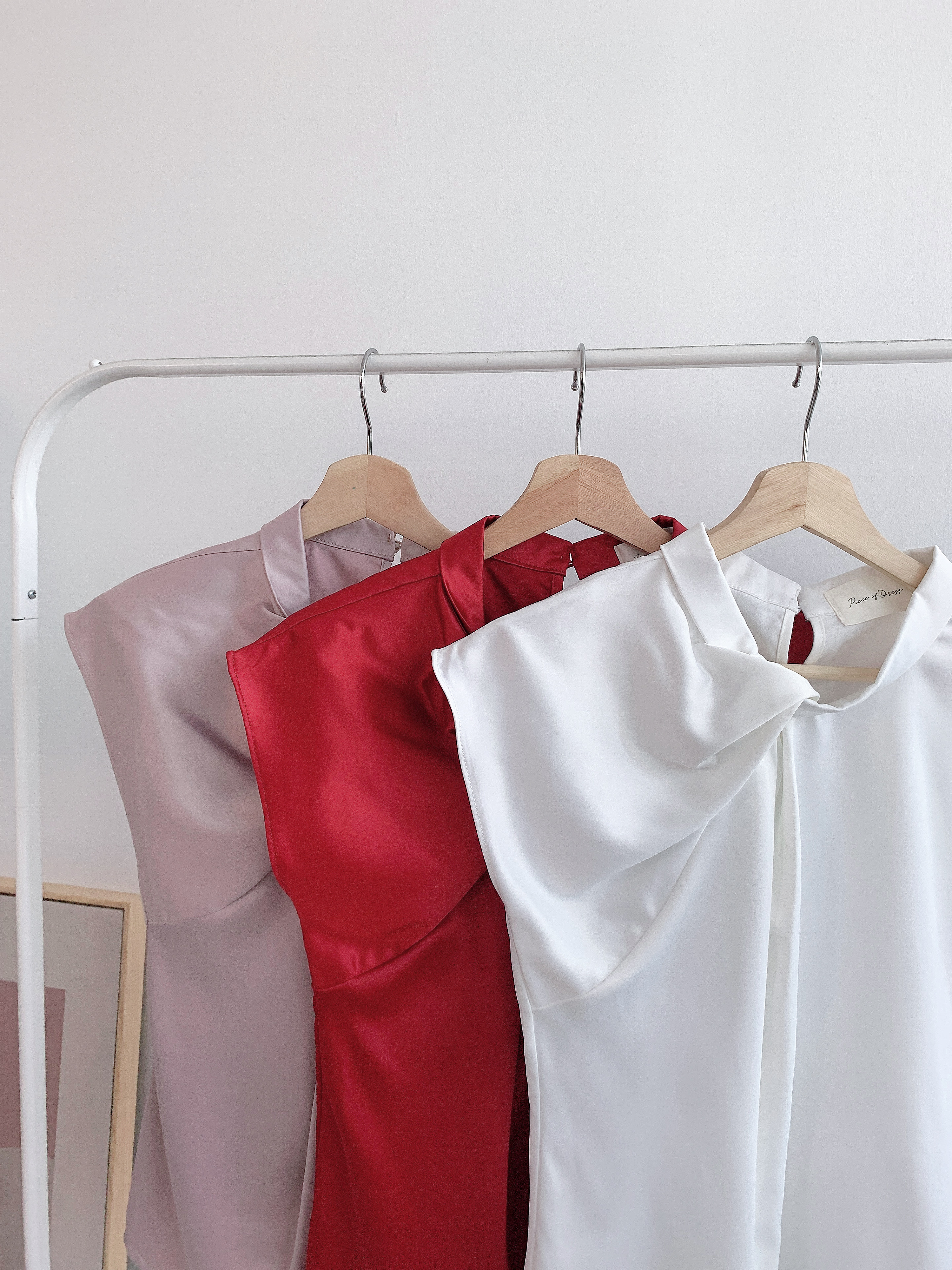 T7632 SILKY FRONT TWIST SLEEVESLESS BLOUSE