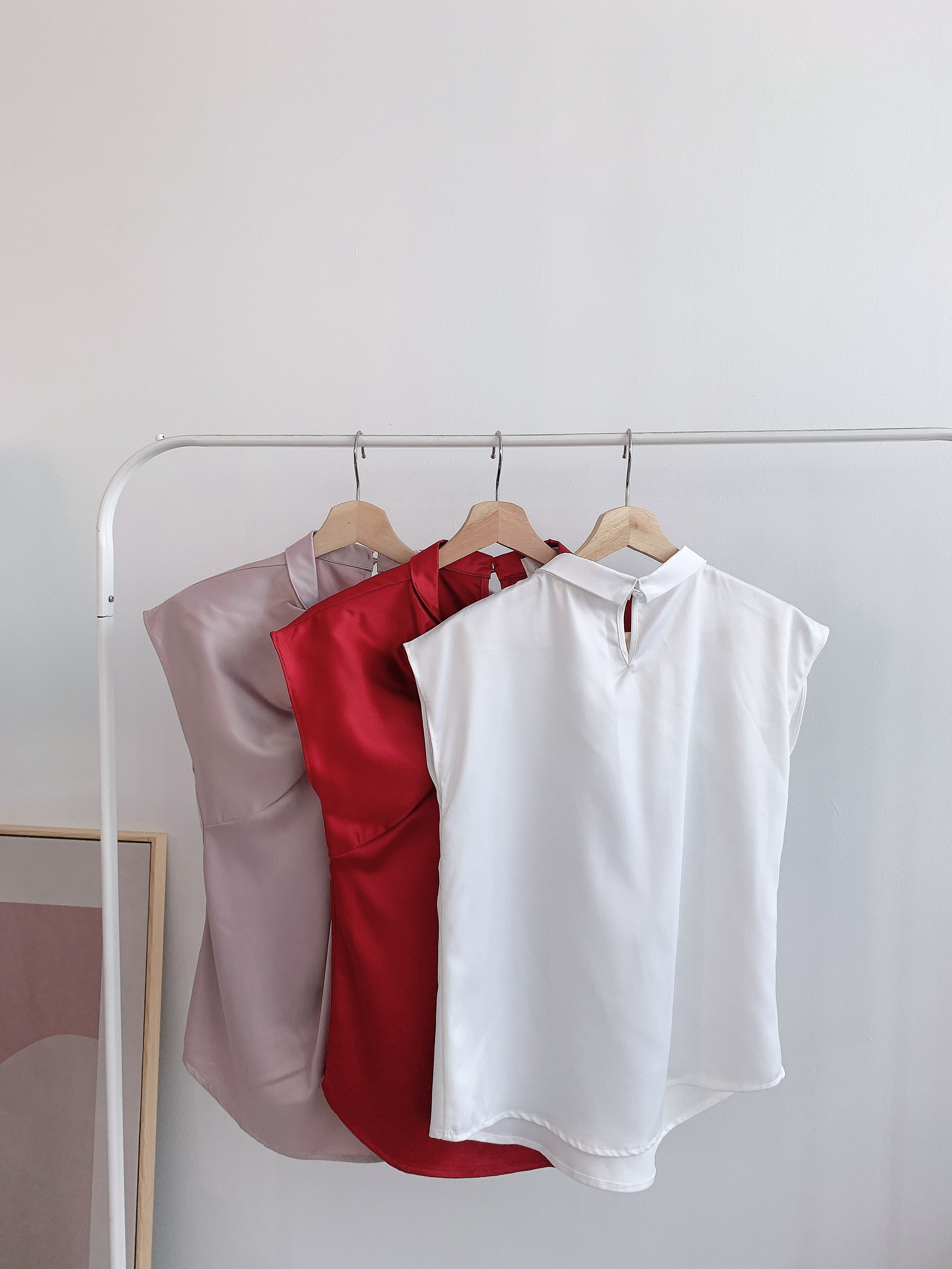 T7632 SILKY FRONT TWIST SLEEVESLESS BLOUSE