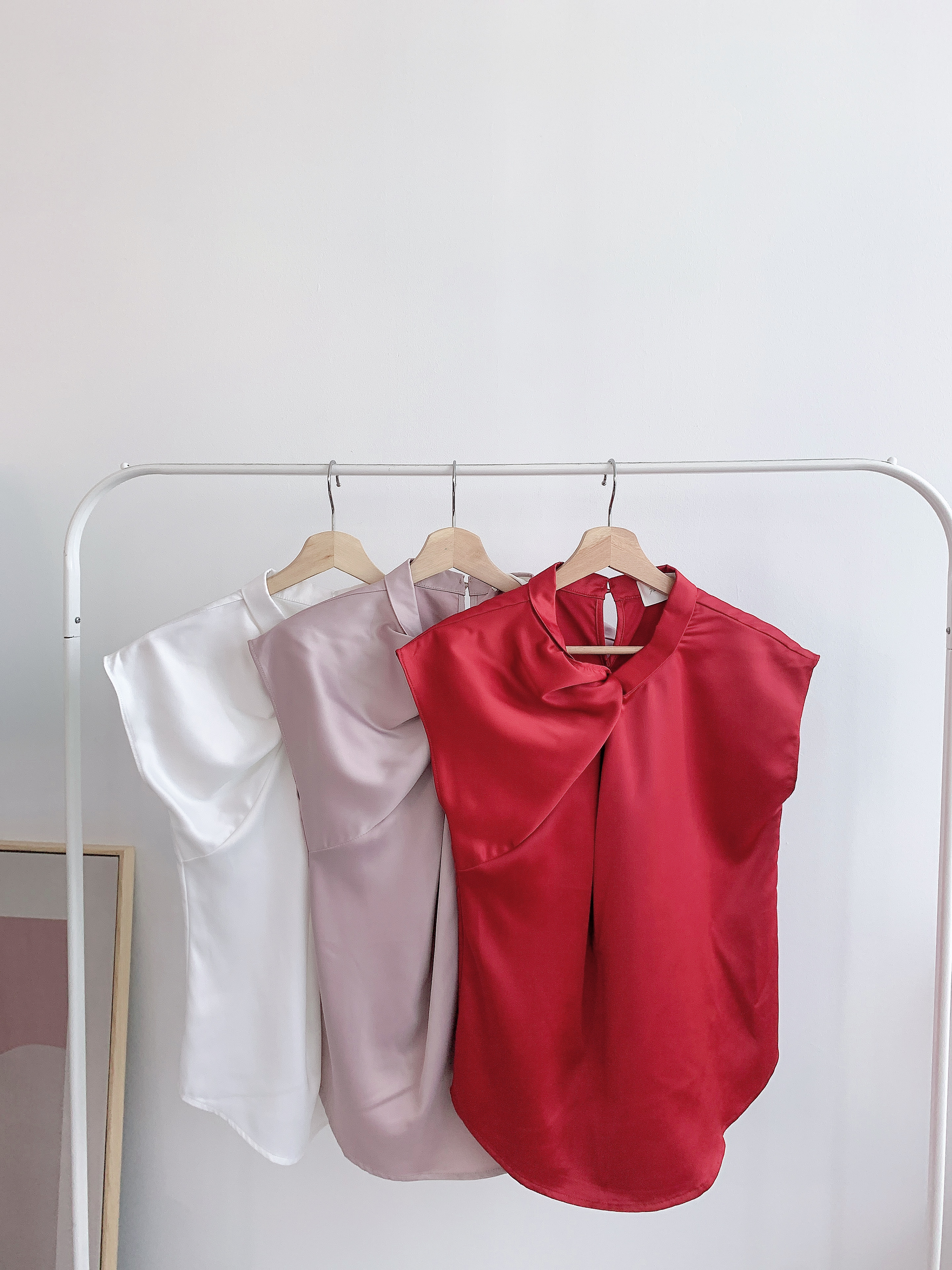 T7632 SILKY FRONT TWIST SLEEVESLESS BLOUSE