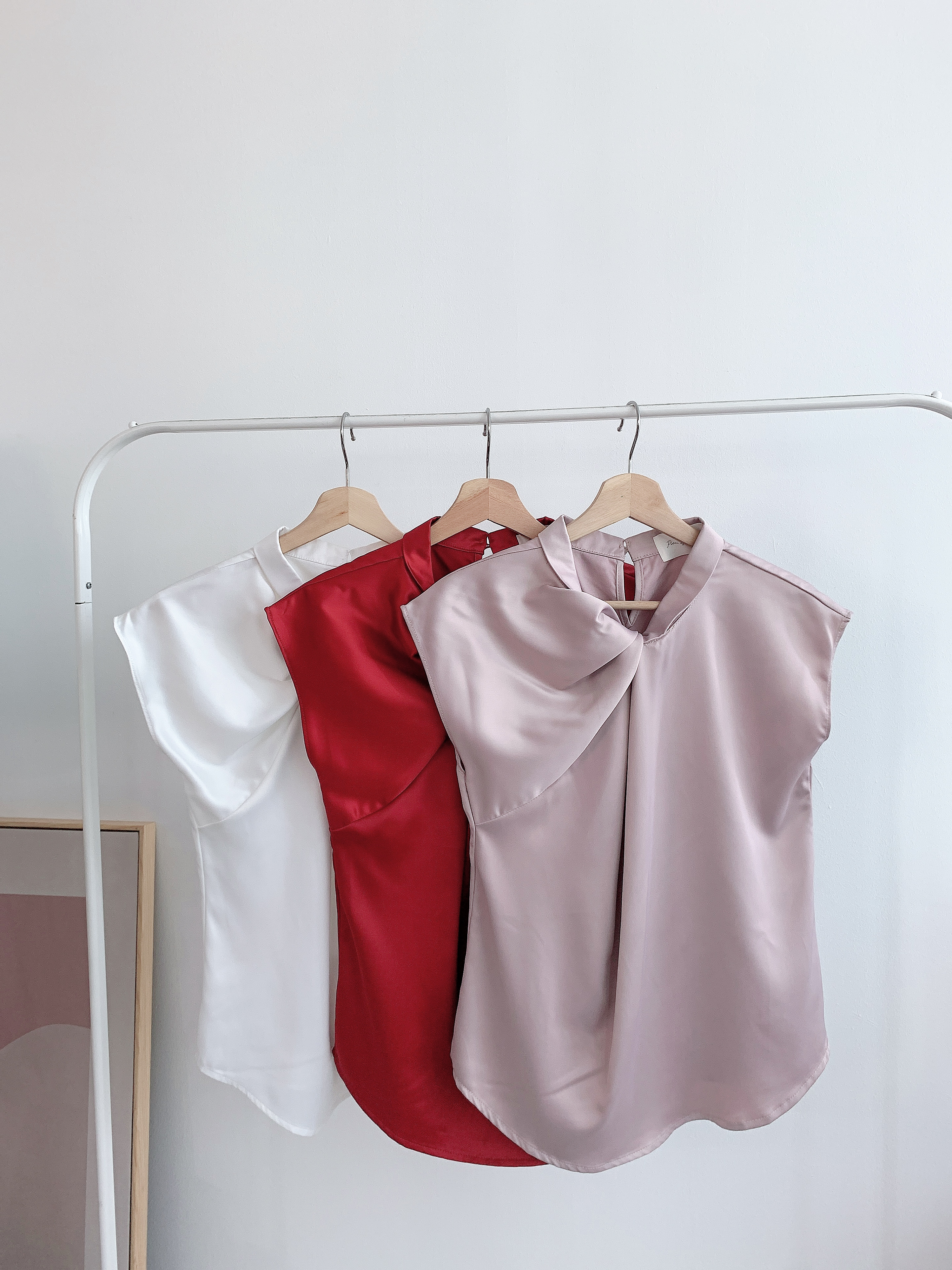 T7632 SILKY FRONT TWIST SLEEVESLESS BLOUSE