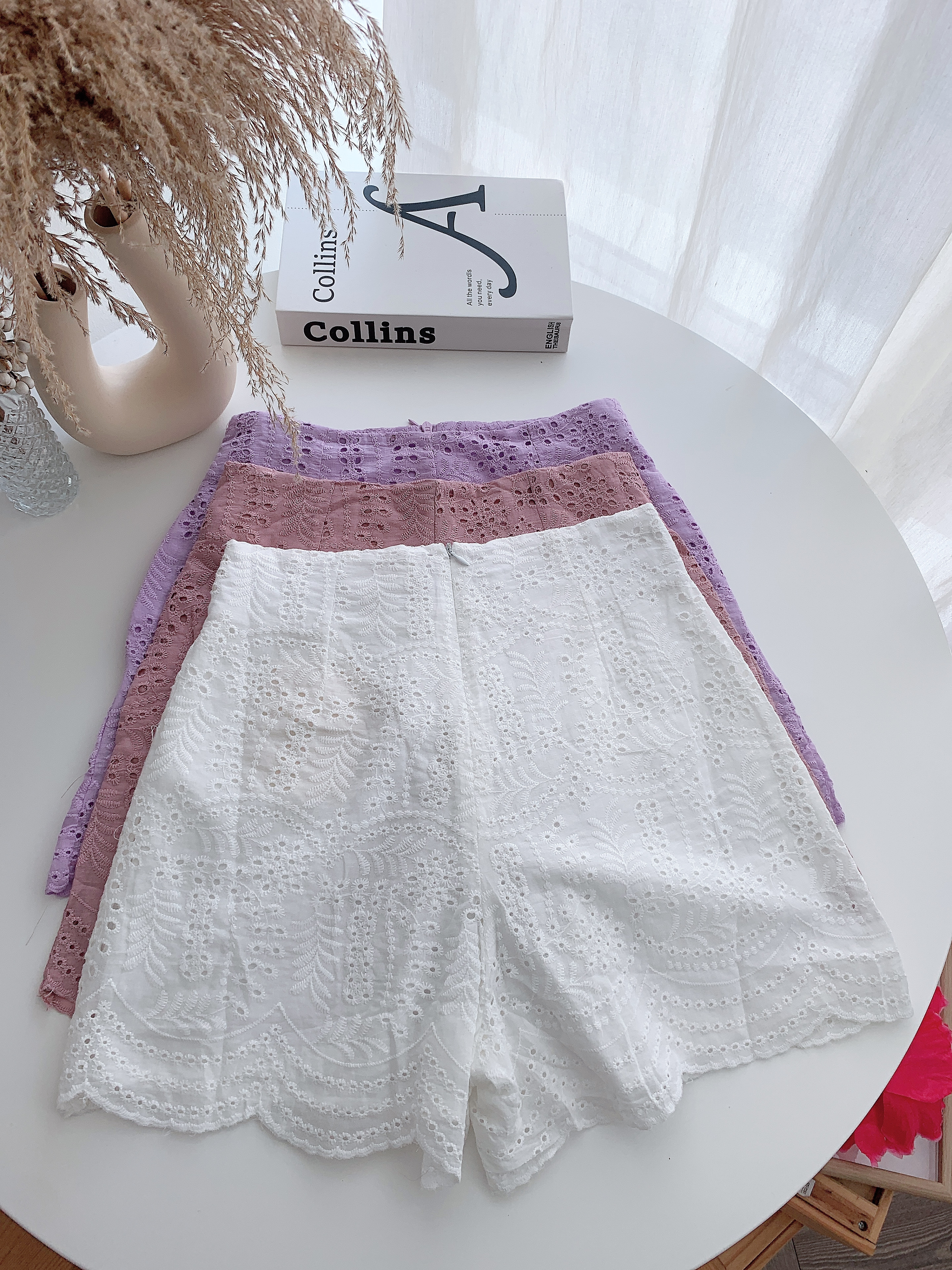 B7765 CROCHET WAVY SHORTS