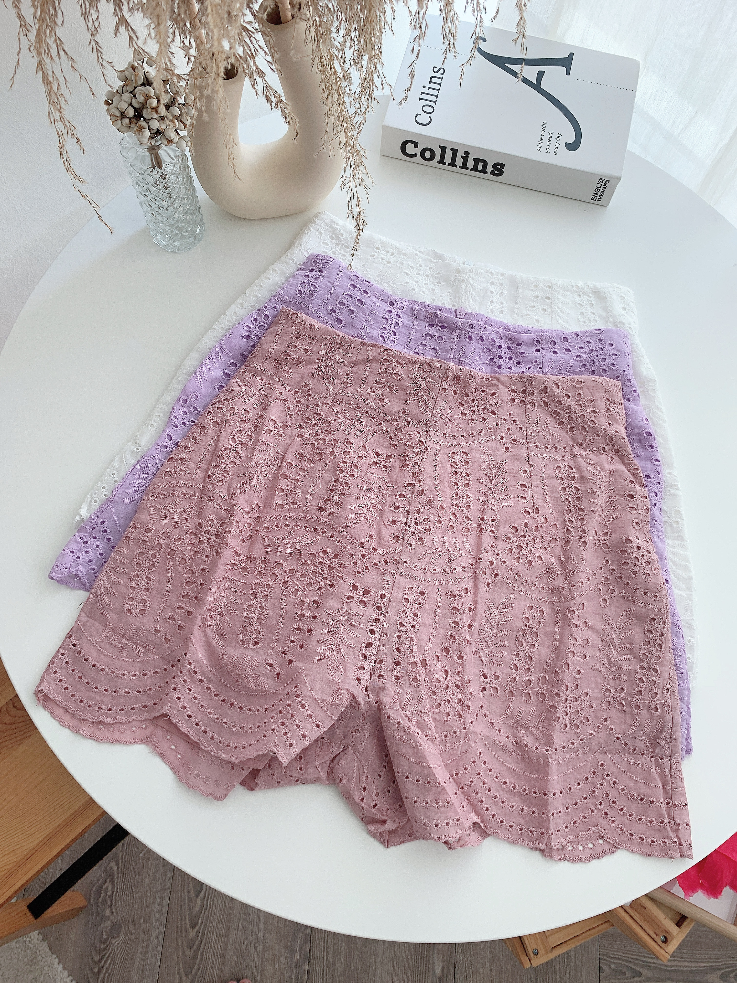 B7765 CROCHET WAVY SHORTS