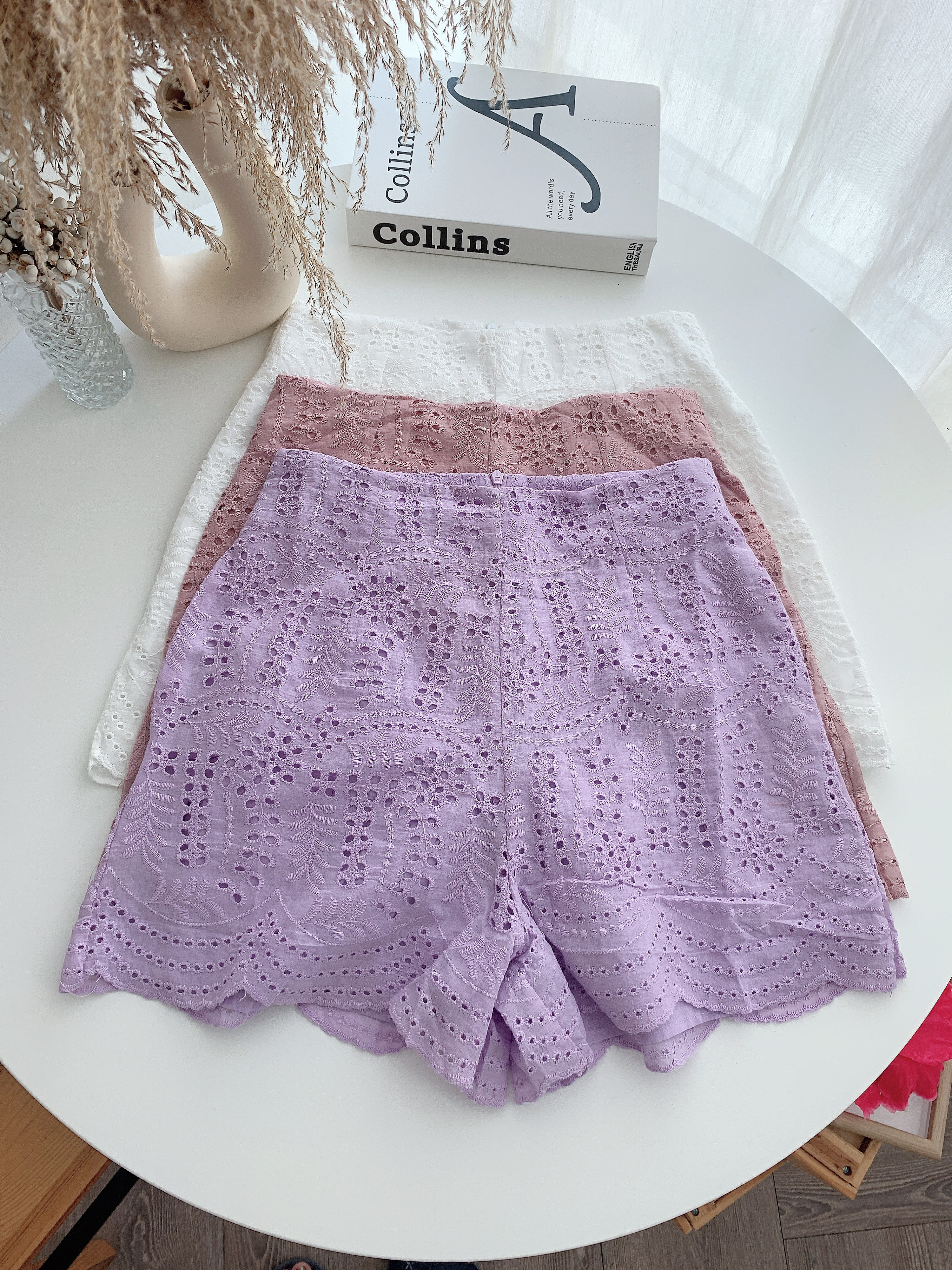 B7765 CROCHET WAVY SHORTS