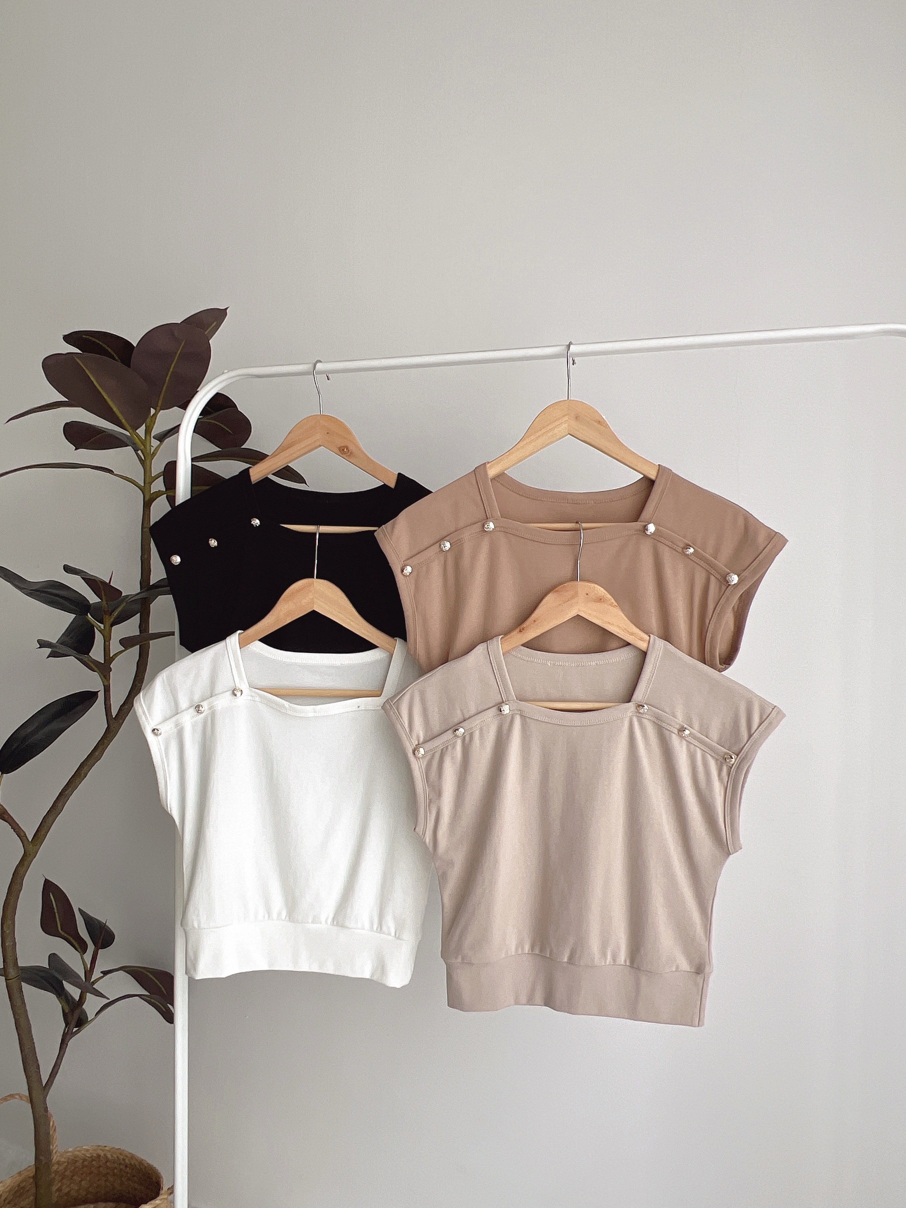 T70912  ASSA SQUARE NECK BUTTON TEE