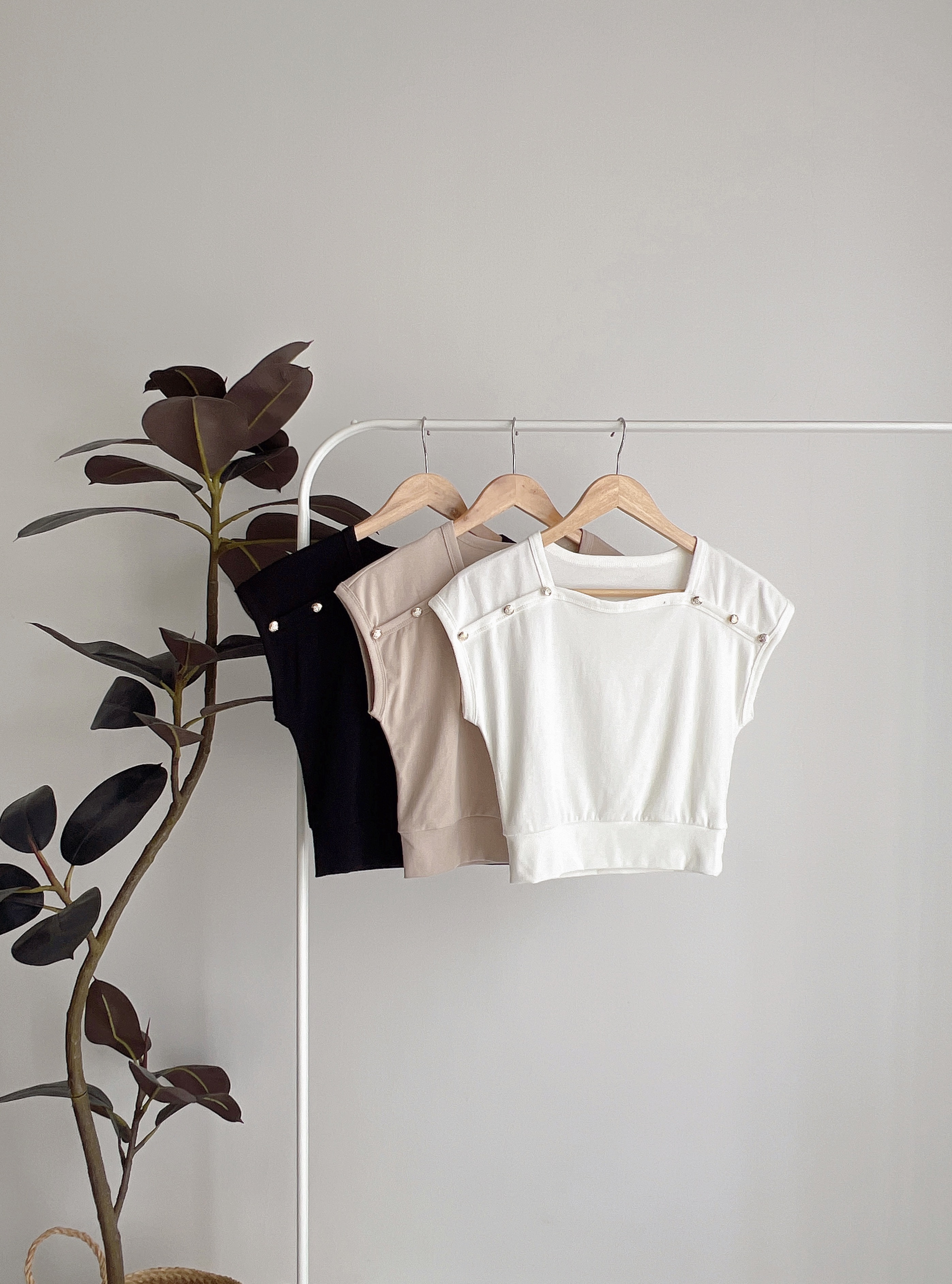 T70912  ASSA SQUARE NECK BUTTON TEE