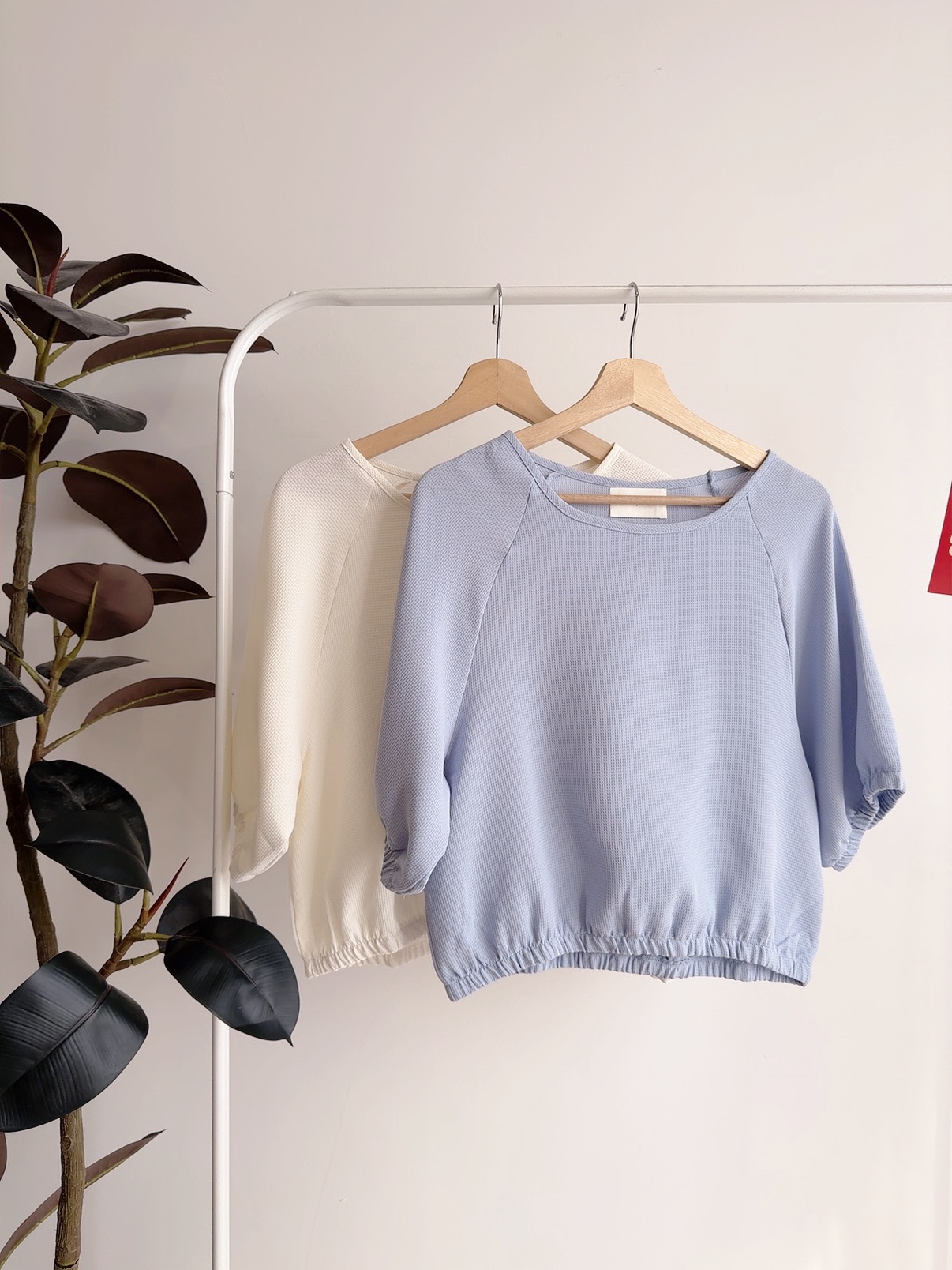 T72765 ENNA TEXTURED PUFF SLEEVE BLOUSE