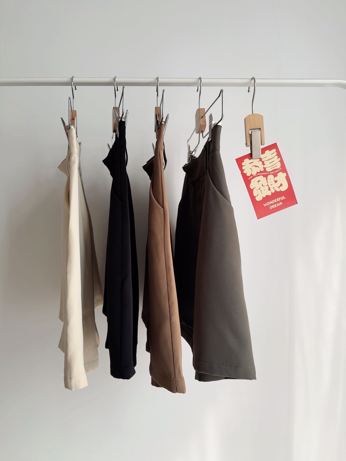 B72733 NORA MINIMALIST BERMUDA SHORTS