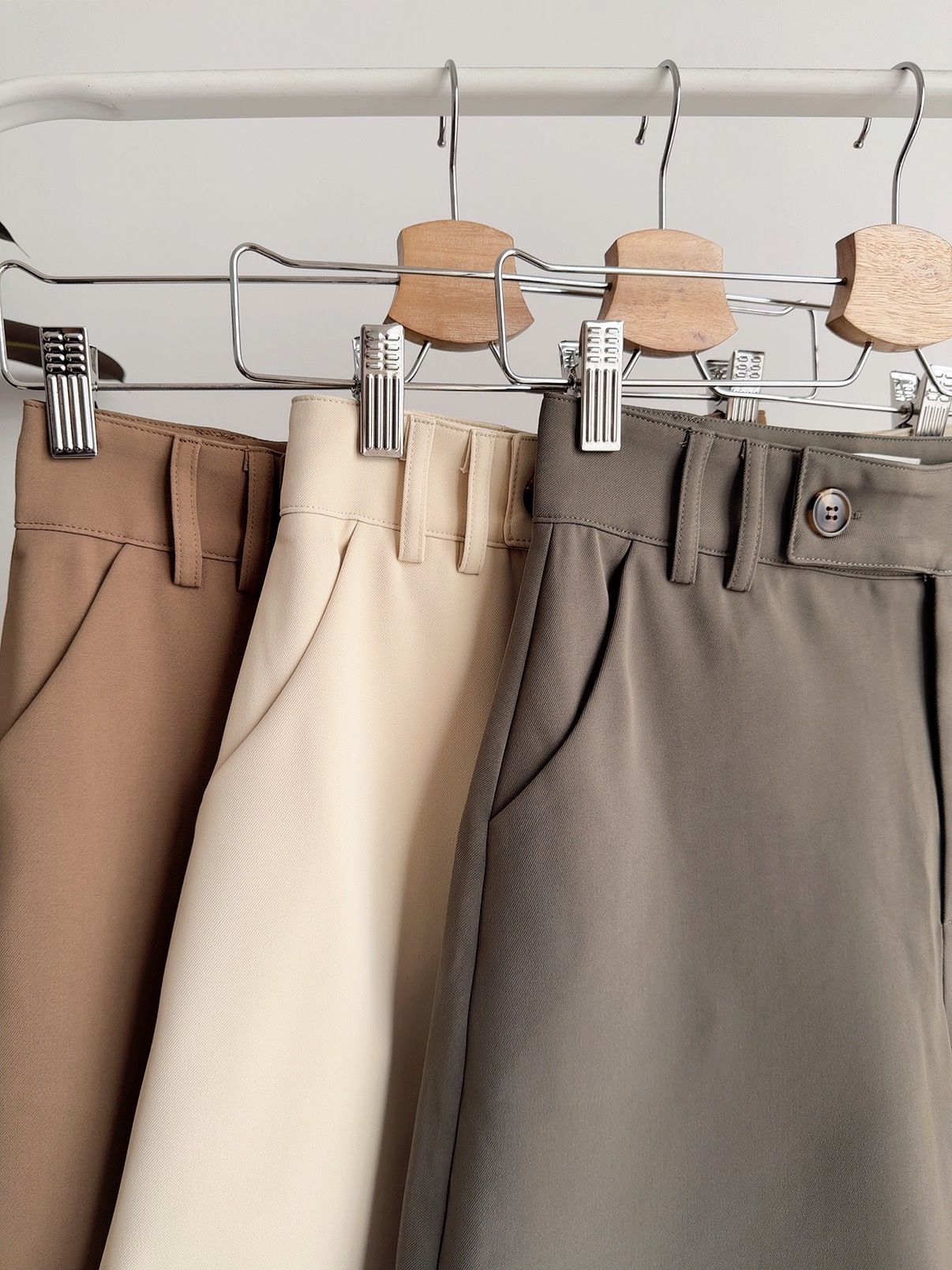 B72733 NORA MINIMALIST BERMUDA SHORTS