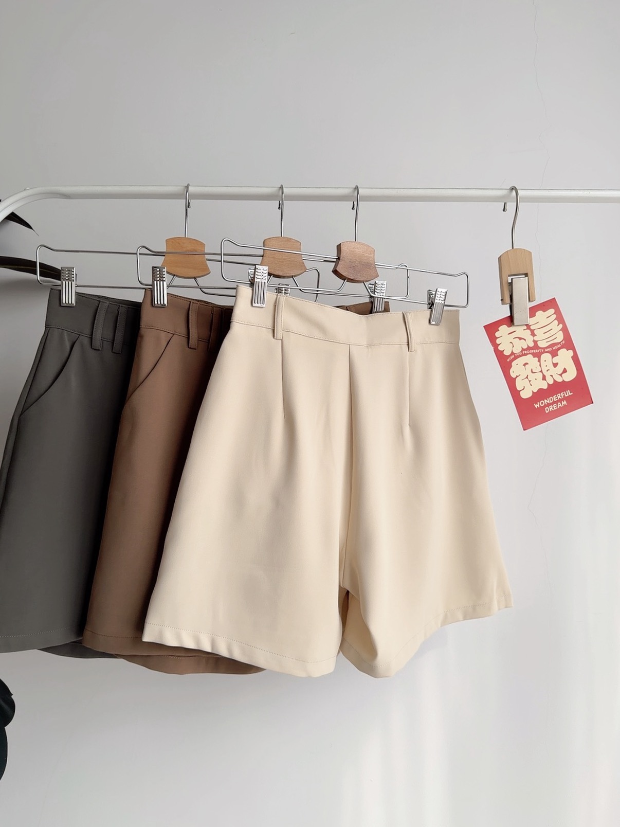 B72733 NORA MINIMALIST BERMUDA SHORTS